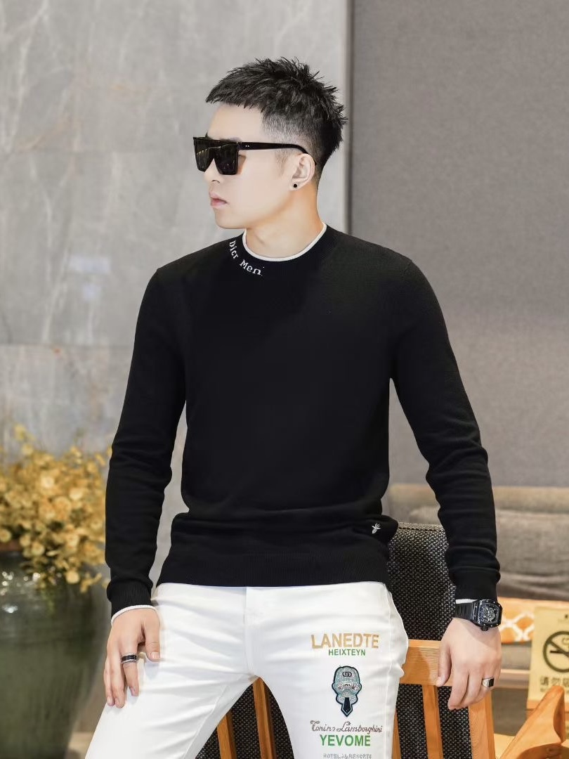 NO:614495,Dio* Di*or 2025FW autumn and winter men's round neck long-sleeved striped woolen sweater base layer, urban fashion trend and age-reducing wear artifact!  The classic fashion sense is very strong, and the beautiful and fashionable color combinations can simply lead you to the trend of the times. Immerse yourself in the colorful autumn slow-down time, and whoever wears it will be handsome!  Products from the new trading company, easy to wear and practical, can be worn alone or layered, versatile fashionable and versatile style, the texture is first-class, it is made of imported sheep wool, mulberry silk and custom-woven, it feels delicate and soft, skin-friendly and comfortable without scratching, it is extremely comfortable whether worn alone or layered, the minimalist style highlights the temperament, daily wear is casual and individual. It is slim but not tight, with high elasticity on all sides, it is definitely a very comfortable upper body experience, a magical item to wear under winter!  The wiring is neat, the details are exquisite, and the upper body effect is very good. There is no age limit, and it is the best product on the Internet!  Size M-3XL,,dior,alexander wang19860909Dio*迪*奥 2025FW秋冬男士圆领长袖条纹羊毛衫打底衫,都市时尚潮流减龄穿搭神器！经典时尚感非常强,靓丽时尚颜色搭配,简简单单就给你引领了时代的潮流,沉浸多彩秋日慢调时光,谁穿谁帅气！ 新贸易公司渠道货,好穿的实用派,可单穿可内搭,万能时尚百搭款式,质感更是一级棒,甄选进口绵羊毛桑蚕丝混搭定织而成,手感细腻柔软,亲肤舒适不扎人,无论单穿还是内搭都极为舒适,极简凸显气质,日常穿搭随意又不乏个性.修身不紧身,四面高弹,绝对是非常舒适的上身体验感,入冬内搭神物单品！走线工整,细节精湛上身效果十分出色,无年龄层次限定,傲视全网的精品！ 尺码M-3XL,,dior,alexander wang,Men's clothing