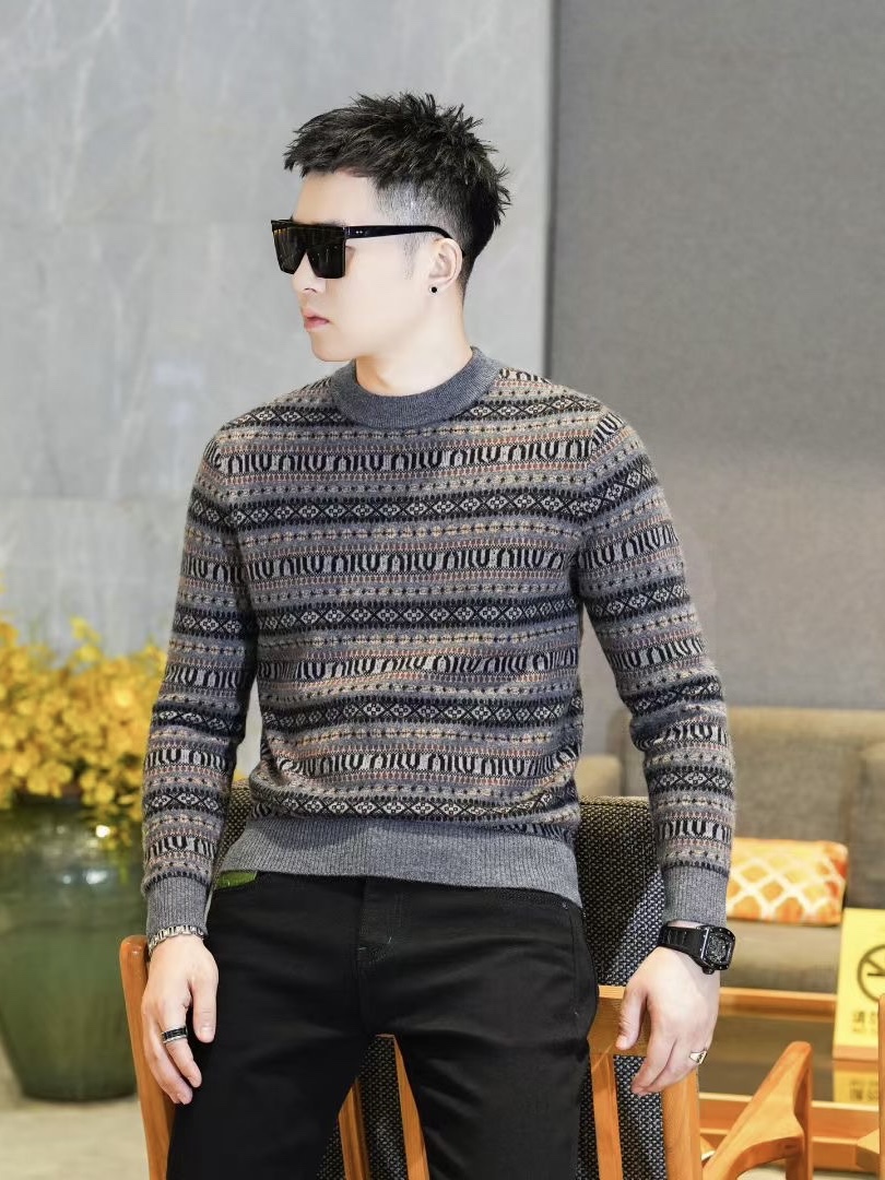 NO:614443,Miu*MiuMiao*Miao 2025F/W new autumn and winter men's mid-collar, half-turtle collar, super soft cashmere sweater. Trading company channels are rare, and it will be launched on European counters simultaneously!  This custom-made cashmere and sheep-wool golden ratio blended fabric has a very strong and delicate suede feel, a rich and full hand feel, a moderate fabric thickness, a smooth and natural texture, and just the right softness. The upper body is very skin-friendly, breathable and warm. As we all know, cashmere, which can be called 'soft gold', is 1.5 to 2 times warmer than wool, and feels smoother!  In winter, it is basically a must-have item that everyone has at least two pieces!  Highly recommended, anyone who wears it once will repurchase!  Color: Size 105-125 (M-3XL),,miumiu,gold,alexander wang19860909Miu*Miu缪*缪 2025F/W 秋冬新款男士中领半高领超柔羊绒衫 贸易公司渠道稀出,同步欧洲柜台首发！此款定制山羊绒绵羊毛黄金比例混纺面料,绒面感极强极细腻,手感丰富饱满,面料厚度适中,质感垂顺自然,柔软程度也是恰到好处,上身穿着非常的亲肤透气保暖,众所周知,堪称“软黄金”的羊绒保暖性是羊毛的1.5～2倍,手感更柔滑！冬季基本上都是人手两件以上的必备单品！强烈推荐,穿过一次的都会回购！ 颜色: 尺码105-125（M-3XL）,,miumiu,gold,alexander wang,Men's clothing