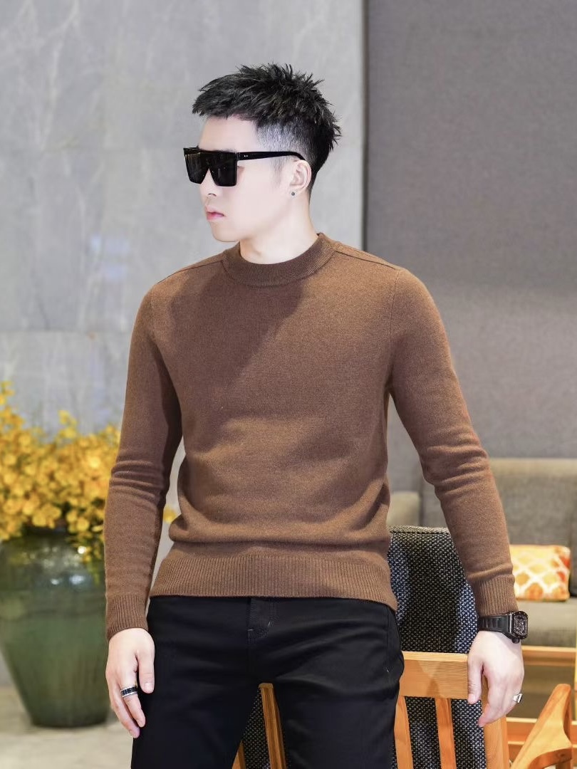 NO:614449,Brunello Cucinelli is a top luxury C brand originating from the Umbria region of Italy. 2025F/W new autumn and winter men's mid-collar and half-turtle collar super soft cashmere sweater. The trading company channel is rare, and it will be launched on European counters simultaneously!  This custom-made cashmere and sheep-wool golden ratio blended fabric has a very strong and delicate suede feel, a rich and full hand feel, a moderate fabric thickness, a smooth and natural texture, and just the right softness. The upper body is very skin-friendly, breathable and warm. As we all know, cashmere, which can be called 'soft gold', is 1.5 to 2 times warmer than wool, and feels smoother!  In winter, it is basically a must-have item that everyone has at least two pieces!  Highly recommended, anyone who wears it once will repurchase!  Color: Size 105-125 (M-3XL),, brunello cucinelli, gold, alexander wang19860909Brunello Cucinelli,是源自意大利翁布里亚大区的顶级奢C品牌 2025F/W 秋冬新款男士中领半高领超柔羊绒衫 贸易公司渠道稀出,同步欧洲柜台首发！此款定制山羊绒绵羊毛黄金比例混纺面料,绒面感极强极细腻,手感丰富饱满,面料厚度适中,质感垂顺自然,柔软程度也是恰到好处,上身穿着非常的亲肤透气保暖,众所周知,堪称“软黄金”的羊绒保暖性是羊毛的1.5～2倍,手感更柔滑！冬季基本上都是人手两件以上的必备单品！强烈推荐,穿过一次的都会回购！ 颜色: 尺码105-125（M-3XL）,,brunello cucinelli,gold,alexander wang,Men's clothing