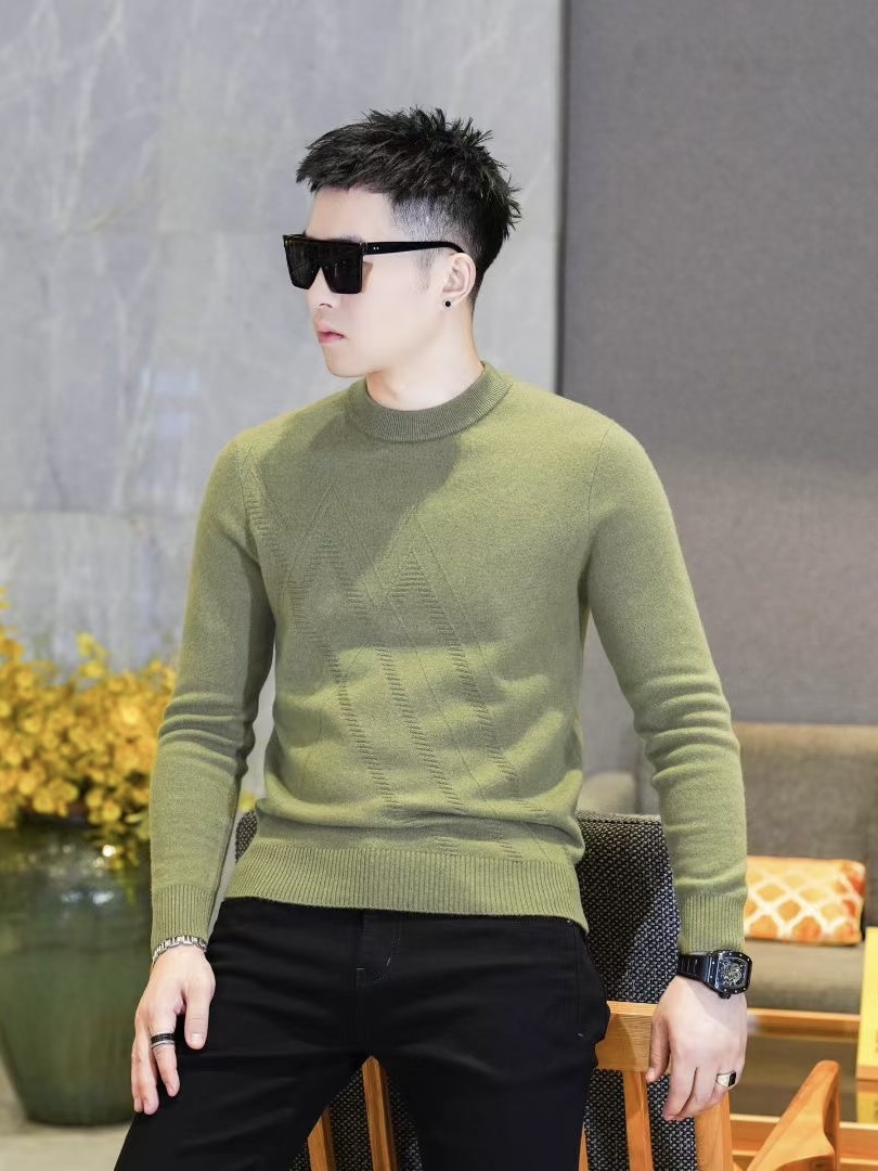 NO:614455,Moncl*cover*mouth 2025F/W new autumn and winter men's mid-collar, half-turtle collar, super soft cashmere sweater. Trading company channels are rare, and it will be launched on European counters simultaneously!  This custom-made cashmere and sheep-wool golden ratio blended fabric has a very strong and delicate suede feel, a rich and full hand feel, a moderate fabric thickness, a smooth and natural texture, and just the right softness. The upper body is very skin-friendly, breathable and warm. As we all know, cashmere, which can be called 'soft gold', is 1.5 to 2 times warmer than wool, and feels smoother!  In winter, it is basically a must-have item that everyone has at least two pieces!  Highly recommended, anyone who wears it once will repurchase!  Color: Size 105-125 (M-3XL), gold, alexander wang19860909Moncl*蒙*口 2025F/W 秋冬新款男士中领半高领超柔羊绒衫 贸易公司渠道稀出,同步欧洲柜台首发！此款定制山羊绒绵羊毛黄金比例混纺面料,绒面感极强极细腻,手感丰富饱满,面料厚度适中,质感垂顺自然,柔软程度也是恰到好处,上身穿着非常的亲肤透气保暖,众所周知,堪称“软黄金”的羊绒保暖性是羊毛的1.5～2倍,手感更柔滑！冬季基本上都是人手两件以上的必备单品！强烈推荐,穿过一次的都会回购！ 颜色: 尺码105-125（M-3XL）,,gold,alexander wang,Men's clothing