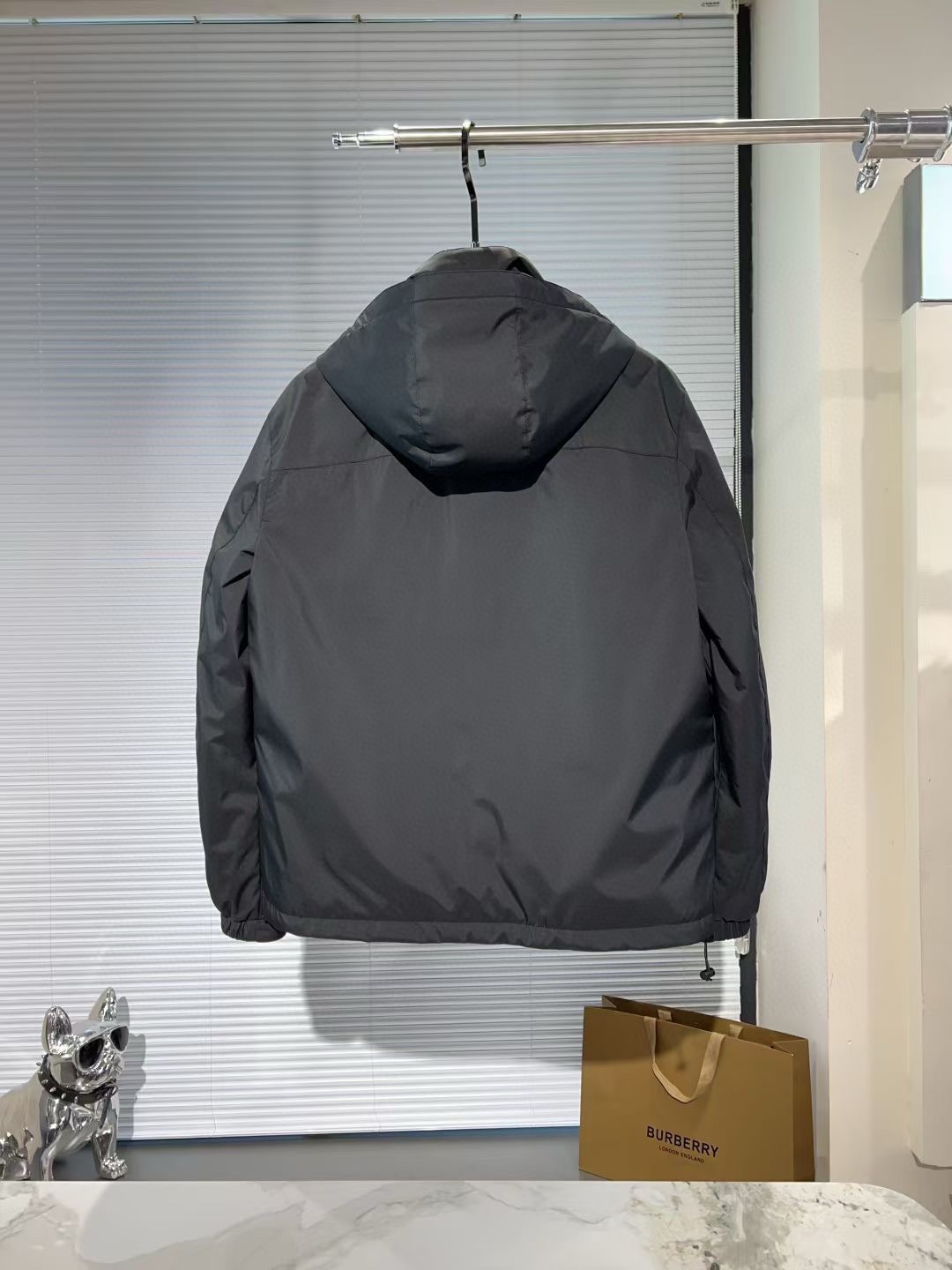 【🔥爆款到货] P470[原⌚️]🔥🔥Prad*普&拉达 25秋冬男士时尚连帽轻薄鹅绒服外套
 轻奢时尚休闲风格，轻盈保暖柔软！低调系列时尚百搭，就是有型！香港贸易订单款，超级种草的神仙单品！作为大家都要仰视的品牌，他们对货源的把控也毫无悬念的严格，非常酷炫轻盈飘逸羽绒服
采用意大利进口面料打造，具有百年品牌的高端触感 90白鹅绒 时尚不臃肿，演绎系列的简约美学风格，上身效果轻盈保暖，御寒效果满分! !一款颜值跟性能同步在线的高街奢物，绝对炸街的超级重磅
码数 M-3xL