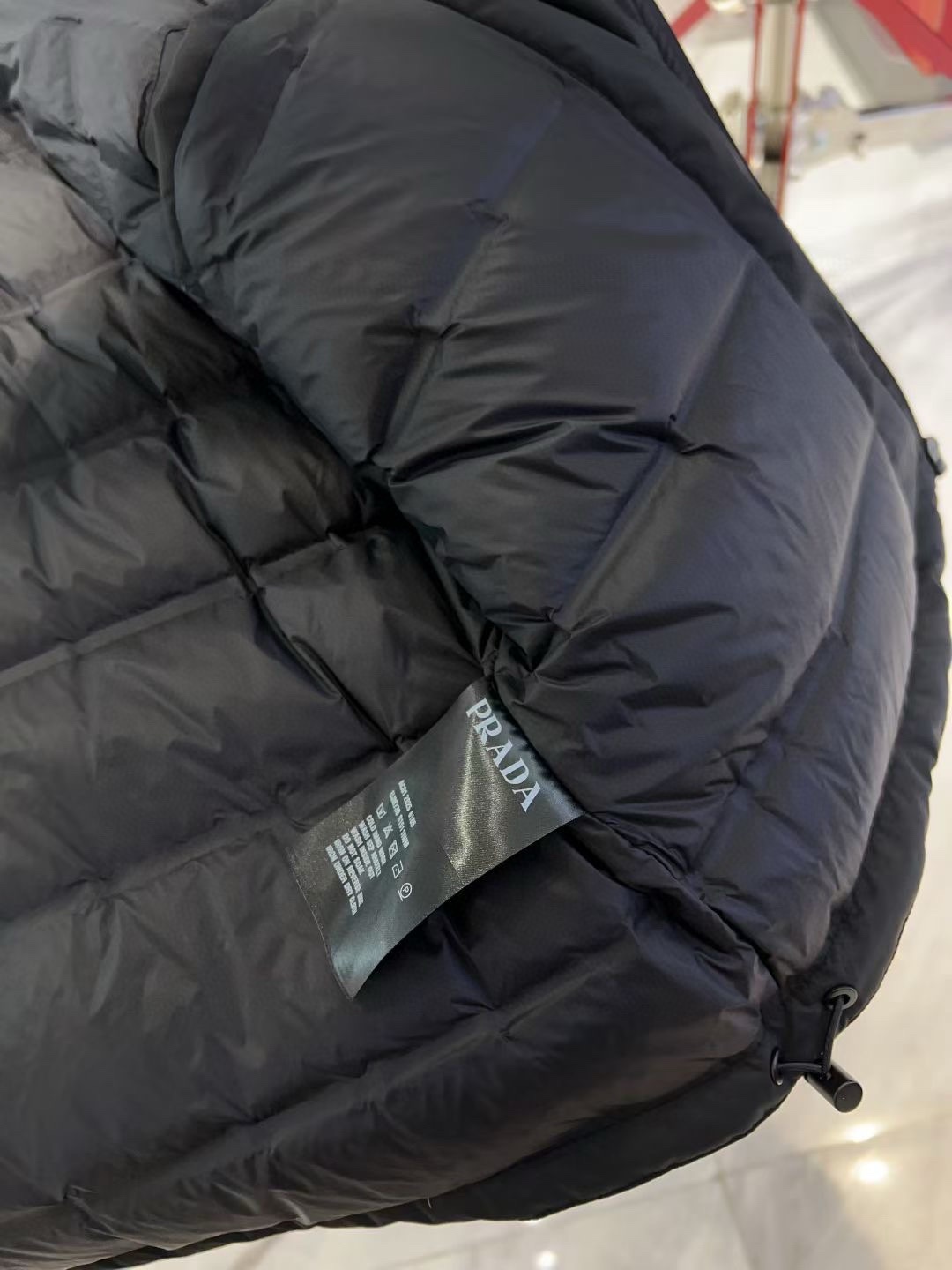 【🔥爆款到货] P470[原⌚️]🔥🔥Prad*普&拉达 25秋冬男士时尚连帽轻薄鹅绒服外套
 轻奢时尚休闲风格，轻盈保暖柔软！低调系列时尚百搭，就是有型！香港贸易订单款，超级种草的神仙单品！作为大家都要仰视的品牌，他们对货源的把控也毫无悬念的严格，非常酷炫轻盈飘逸羽绒服
采用意大利进口面料打造，具有百年品牌的高端触感 90白鹅绒 时尚不臃肿，演绎系列的简约美学风格，上身效果轻盈保暖，御寒效果满分! !一款颜值跟性能同步在线的高街奢物，绝对炸街的超级重磅
码数 M-3xL