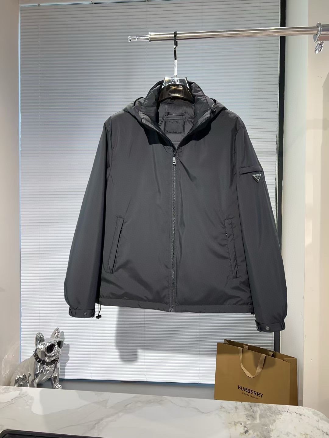 【🔥爆款到货] P470[原⌚️]🔥🔥Prad*普&拉达 25秋冬男士时尚连帽轻薄鹅绒服外套
 轻奢时尚休闲风格，轻盈保暖柔软！低调系列时尚百搭，就是有型！香港贸易订单款，超级种草的神仙单品！作为大家都要仰视的品牌，他们对货源的把控也毫无悬念的严格，非常酷炫轻盈飘逸羽绒服
采用意大利进口面料打造，具有百年品牌的高端触感 90白鹅绒 时尚不臃肿，演绎系列的简约美学风格，上身效果轻盈保暖，御寒效果满分! !一款颜值跟性能同步在线的高街奢物，绝对炸街的超级重磅
码数 M-3xL