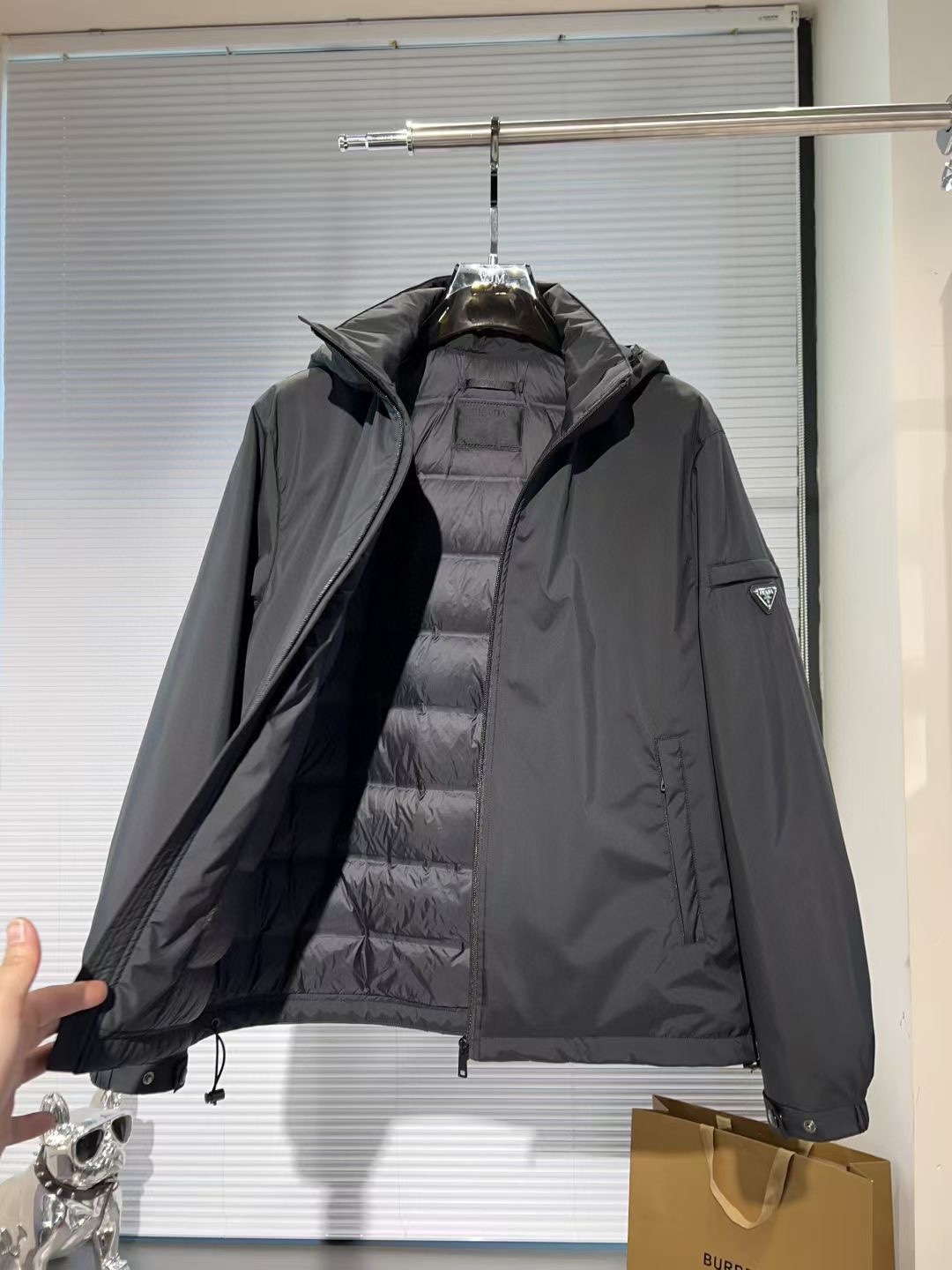 【🔥爆款到货] P470[原⌚️]🔥🔥Prad*普&拉达 25秋冬男士时尚连帽轻薄鹅绒服外套
 轻奢时尚休闲风格，轻盈保暖柔软！低调系列时尚百搭，就是有型！香港贸易订单款，超级种草的神仙单品！作为大家都要仰视的品牌，他们对货源的把控也毫无悬念的严格，非常酷炫轻盈飘逸羽绒服
采用意大利进口面料打造，具有百年品牌的高端触感 90白鹅绒 时尚不臃肿，演绎系列的简约美学风格，上身效果轻盈保暖，御寒效果满分! !一款颜值跟性能同步在线的高街奢物，绝对炸街的超级重磅
码数 M-3xL