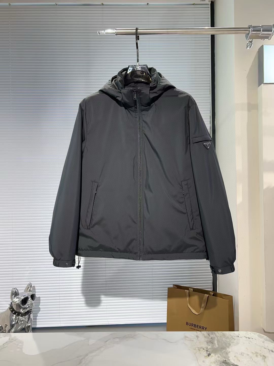 【🔥爆款到货] P470[原⌚️]🔥🔥Prad*普&拉达 25秋冬男士时尚连帽轻薄鹅绒服外套
 轻奢时尚休闲风格，轻盈保暖柔软！低调系列时尚百搭，就是有型！香港贸易订单款，超级种草的神仙单品！作为大家都要仰视的品牌，他们对货源的把控也毫无悬念的严格，非常酷炫轻盈飘逸羽绒服
采用意大利进口面料打造，具有百年品牌的高端触感 90白鹅绒 时尚不臃肿，演绎系列的简约美学风格，上身效果轻盈保暖，御寒效果满分! !一款颜值跟性能同步在线的高街奢物，绝对炸街的超级重磅
码数 M-3xL