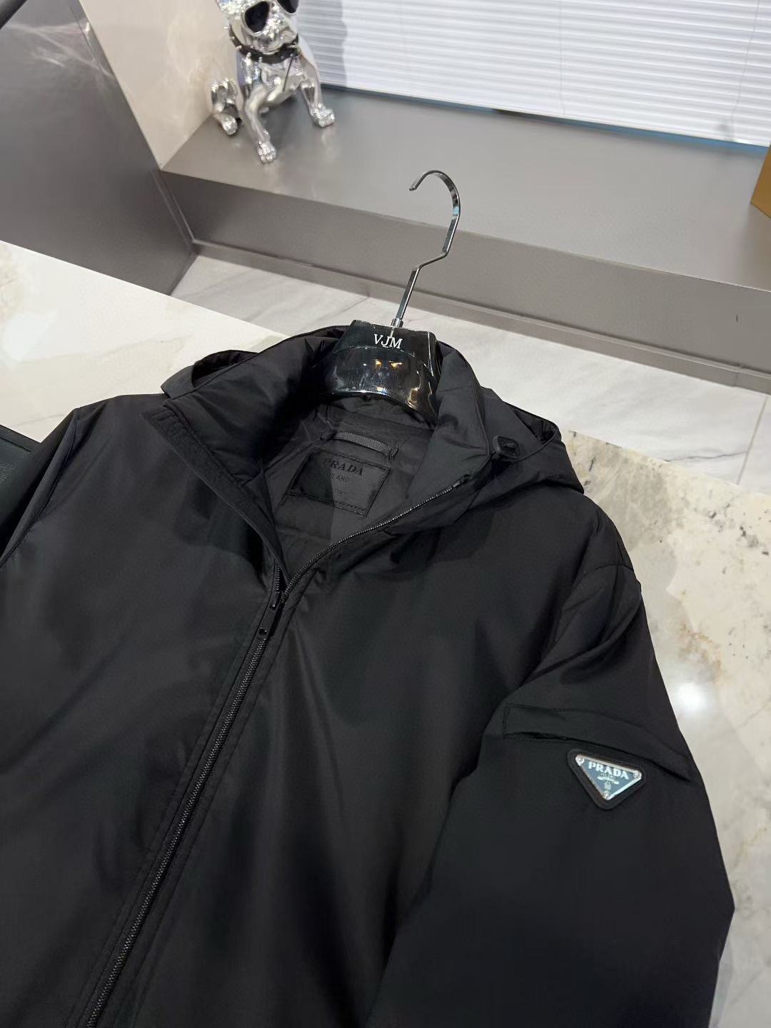 【🔥爆款到货] P470[原⌚️]🔥🔥Prad*普&拉达 25秋冬男士时尚连帽轻薄鹅绒服外套
 轻奢时尚休闲风格，轻盈保暖柔软！低调系列时尚百搭，就是有型！香港贸易订单款，超级种草的神仙单品！作为大家都要仰视的品牌，他们对货源的把控也毫无悬念的严格，非常酷炫轻盈飘逸羽绒服
采用意大利进口面料打造，具有百年品牌的高端触感 90白鹅绒 时尚不臃肿，演绎系列的简约美学风格，上身效果轻盈保暖，御寒效果满分! !一款颜值跟性能同步在线的高街奢物，绝对炸街的超级重磅
码数 M-3xL
