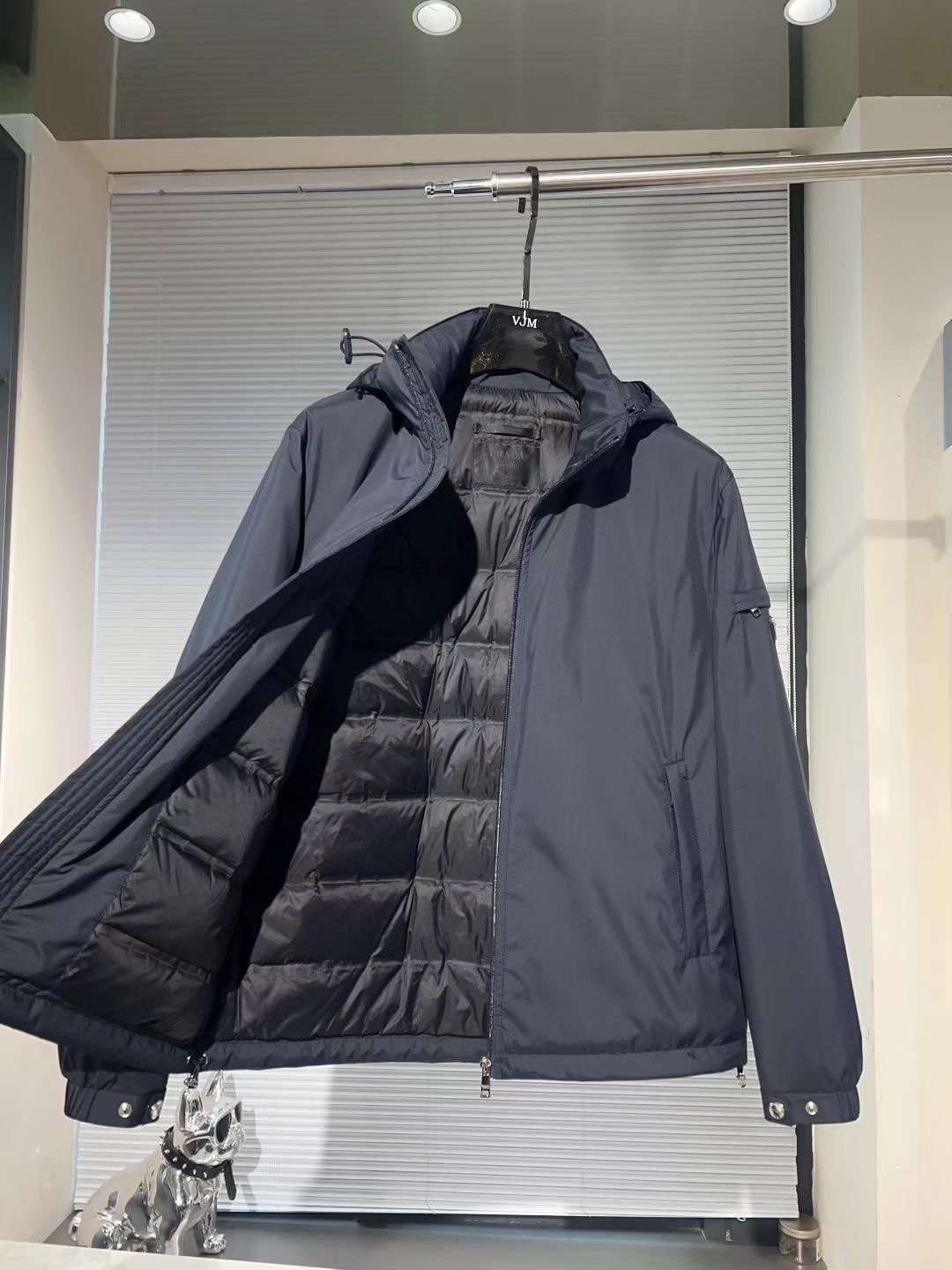 【🔥爆款到货] P470[原⌚️]🔥🔥Prad*普&拉达 25秋冬男士时尚连帽轻薄鹅绒服外套
 轻奢时尚休闲风格，轻盈保暖柔软！低调系列时尚百搭，就是有型！香港贸易订单款，超级种草的神仙单品！作为大家都要仰视的品牌，他们对货源的把控也毫无悬念的严格，非常酷炫轻盈飘逸羽绒服
采用意大利进口面料打造，具有百年品牌的高端触感 90白鹅绒 时尚不臃肿，演绎系列的简约美学风格，上身效果轻盈保暖，御寒效果满分! !一款颜值跟性能同步在线的高街奢物，绝对炸街的超级重磅
码数 M-3xL