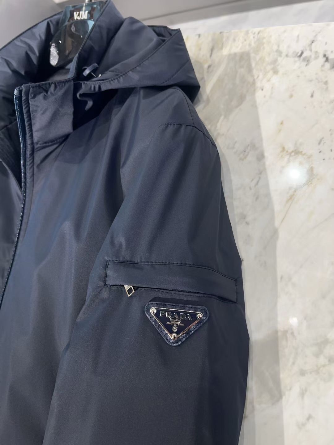 【🔥爆款到货] P470[原⌚️]🔥🔥Prad*普&拉达 25秋冬男士时尚连帽轻薄鹅绒服外套
 轻奢时尚休闲风格，轻盈保暖柔软！低调系列时尚百搭，就是有型！香港贸易订单款，超级种草的神仙单品！作为大家都要仰视的品牌，他们对货源的把控也毫无悬念的严格，非常酷炫轻盈飘逸羽绒服
采用意大利进口面料打造，具有百年品牌的高端触感 90白鹅绒 时尚不臃肿，演绎系列的简约美学风格，上身效果轻盈保暖，御寒效果满分! !一款颜值跟性能同步在线的高街奢物，绝对炸街的超级重磅
码数 M-3xL