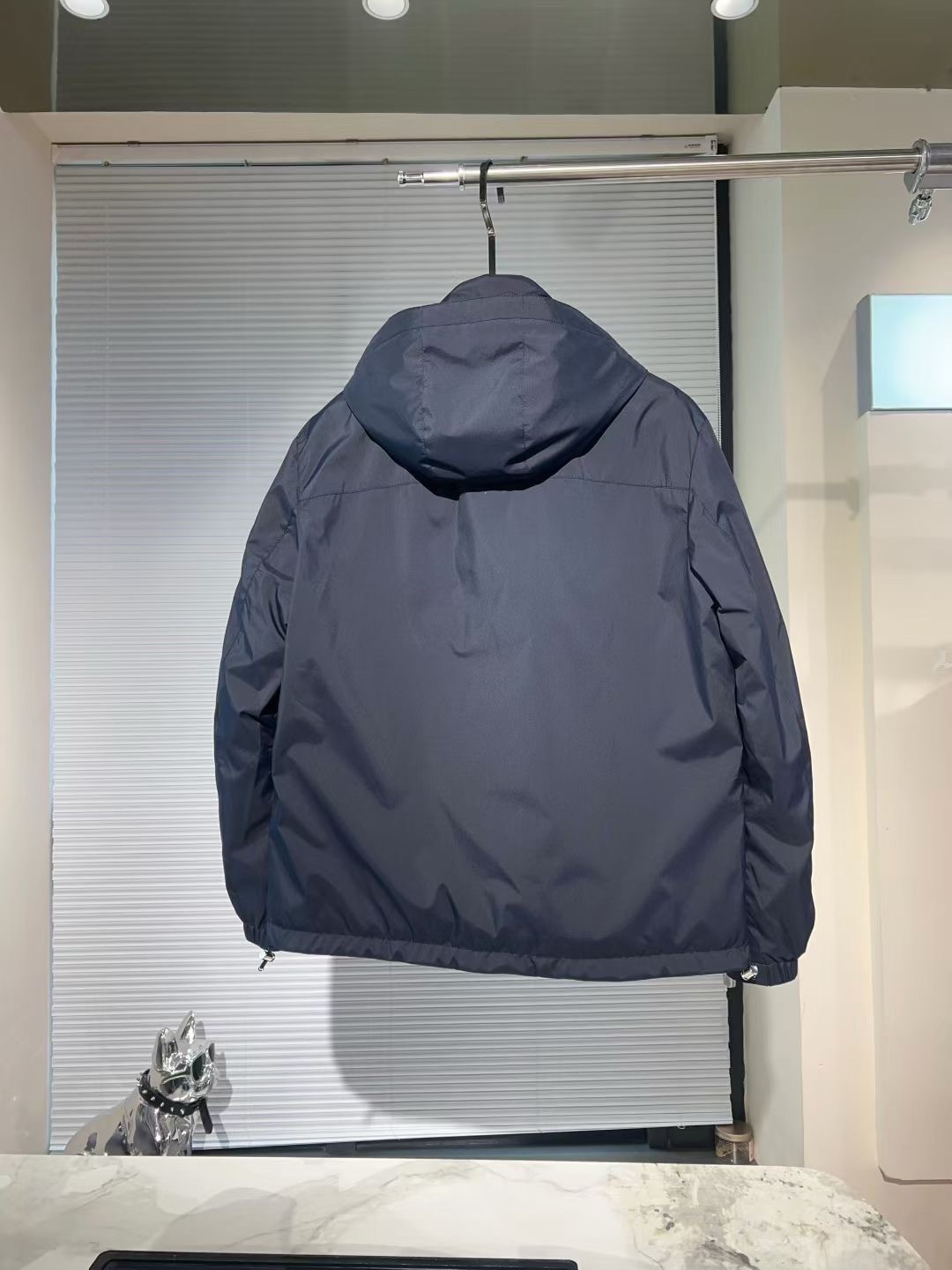 【🔥爆款到货] P470[原⌚️]🔥🔥Prad*普&拉达 25秋冬男士时尚连帽轻薄鹅绒服外套
 轻奢时尚休闲风格，轻盈保暖柔软！低调系列时尚百搭，就是有型！香港贸易订单款，超级种草的神仙单品！作为大家都要仰视的品牌，他们对货源的把控也毫无悬念的严格，非常酷炫轻盈飘逸羽绒服
采用意大利进口面料打造，具有百年品牌的高端触感 90白鹅绒 时尚不臃肿，演绎系列的简约美学风格，上身效果轻盈保暖，御寒效果满分! !一款颜值跟性能同步在线的高街奢物，绝对炸街的超级重磅
码数 M-3xL