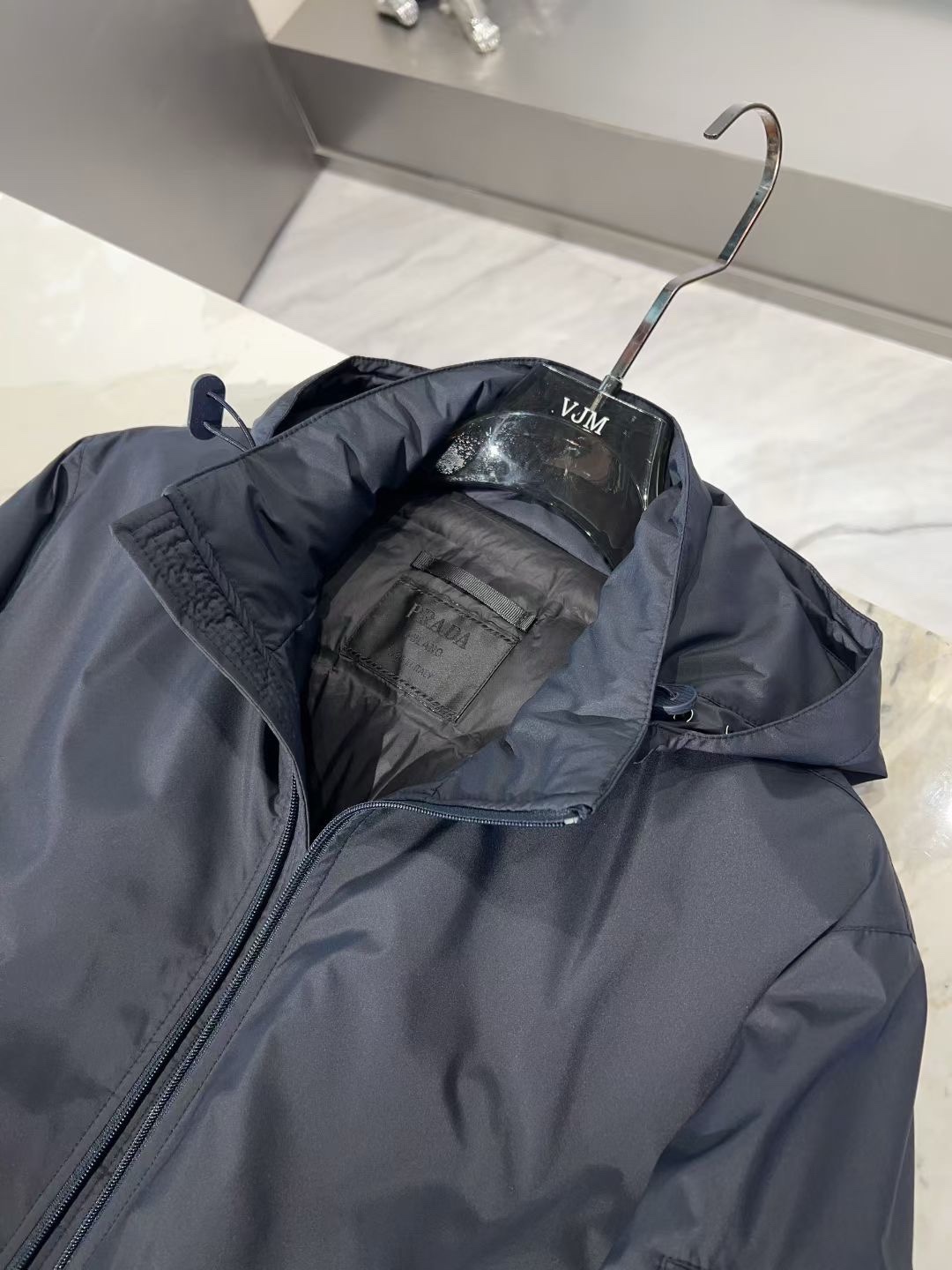 【🔥爆款到货] P470[原⌚️]🔥🔥Prad*普&拉达 25秋冬男士时尚连帽轻薄鹅绒服外套
 轻奢时尚休闲风格，轻盈保暖柔软！低调系列时尚百搭，就是有型！香港贸易订单款，超级种草的神仙单品！作为大家都要仰视的品牌，他们对货源的把控也毫无悬念的严格，非常酷炫轻盈飘逸羽绒服
采用意大利进口面料打造，具有百年品牌的高端触感 90白鹅绒 时尚不臃肿，演绎系列的简约美学风格，上身效果轻盈保暖，御寒效果满分! !一款颜值跟性能同步在线的高街奢物，绝对炸街的超级重磅
码数 M-3xL