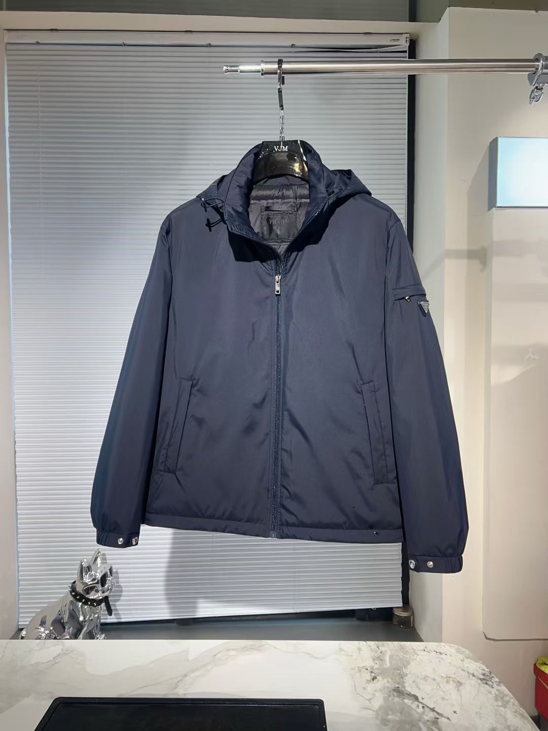 【🔥爆款到货] P470[原⌚️]🔥🔥Prad*普&拉达 25秋冬男士时尚连帽轻薄鹅绒服外套
 轻奢时尚休闲风格，轻盈保暖柔软！低调系列时尚百搭，就是有型！香港贸易订单款，超级种草的神仙单品！作为大家都要仰视的品牌，他们对货源的把控也毫无悬念的严格，非常酷炫轻盈飘逸羽绒服
采用意大利进口面料打造，具有百年品牌的高端触感 90白鹅绒 时尚不臃肿，演绎系列的简约美学风格，上身效果轻盈保暖，御寒效果满分! !一款颜值跟性能同步在线的高街奢物，绝对炸街的超级重磅
码数 M-3xL