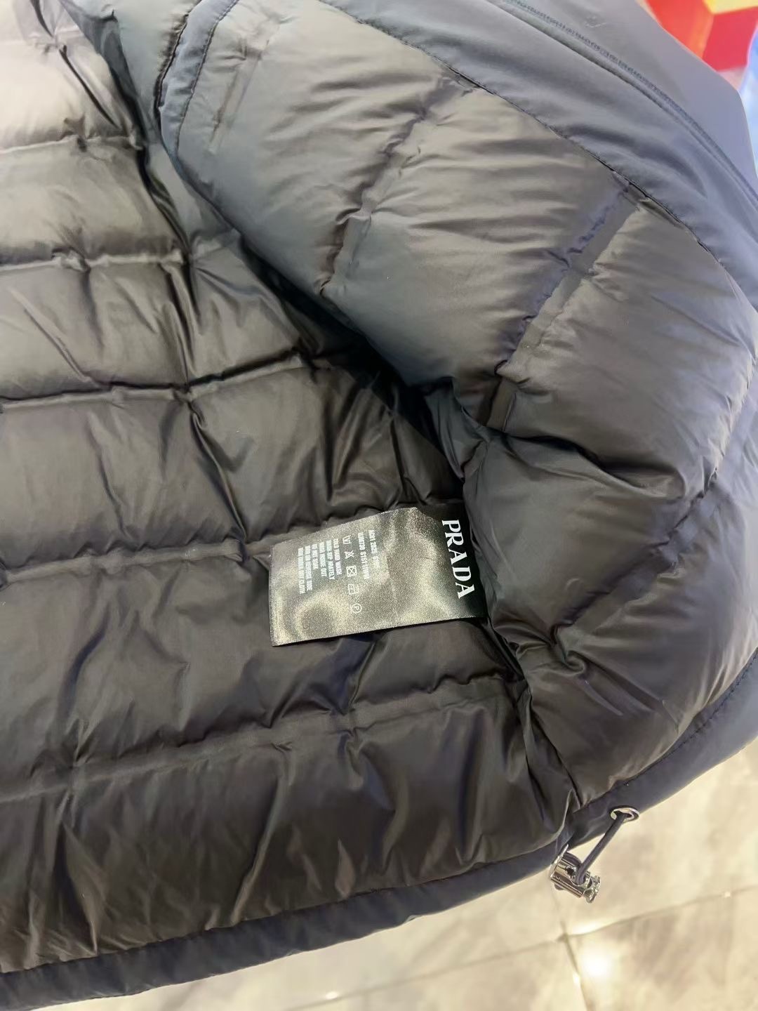 【🔥爆款到货] P470[原⌚️]🔥🔥Prad*普&拉达 25秋冬男士时尚连帽轻薄鹅绒服外套
 轻奢时尚休闲风格，轻盈保暖柔软！低调系列时尚百搭，就是有型！香港贸易订单款，超级种草的神仙单品！作为大家都要仰视的品牌，他们对货源的把控也毫无悬念的严格，非常酷炫轻盈飘逸羽绒服
采用意大利进口面料打造，具有百年品牌的高端触感 90白鹅绒 时尚不臃肿，演绎系列的简约美学风格，上身效果轻盈保暖，御寒效果满分! !一款颜值跟性能同步在线的高街奢物，绝对炸街的超级重磅
码数 M-3xL