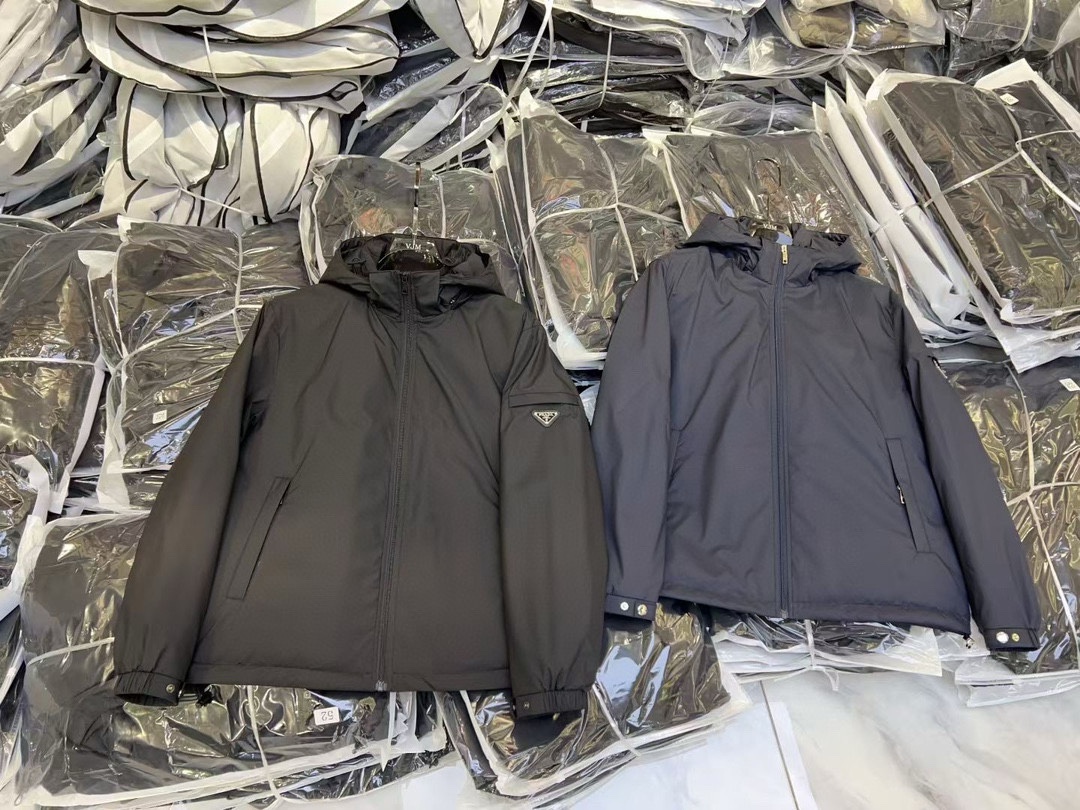 【🔥爆款到货] P470[原⌚️]🔥🔥Prad*普&拉达 25秋冬男士时尚连帽轻薄鹅绒服外套
 轻奢时尚休闲风格，轻盈保暖柔软！低调系列时尚百搭，就是有型！香港贸易订单款，超级种草的神仙单品！作为大家都要仰视的品牌，他们对货源的把控也毫无悬念的严格，非常酷炫轻盈飘逸羽绒服
采用意大利进口面料打造，具有百年品牌的高端触感 90白鹅绒 时尚不臃肿，演绎系列的简约美学风格，上身效果轻盈保暖，御寒效果满分! !一款颜值跟性能同步在线的高街奢物，绝对炸街的超级重磅
码数 M-3xL