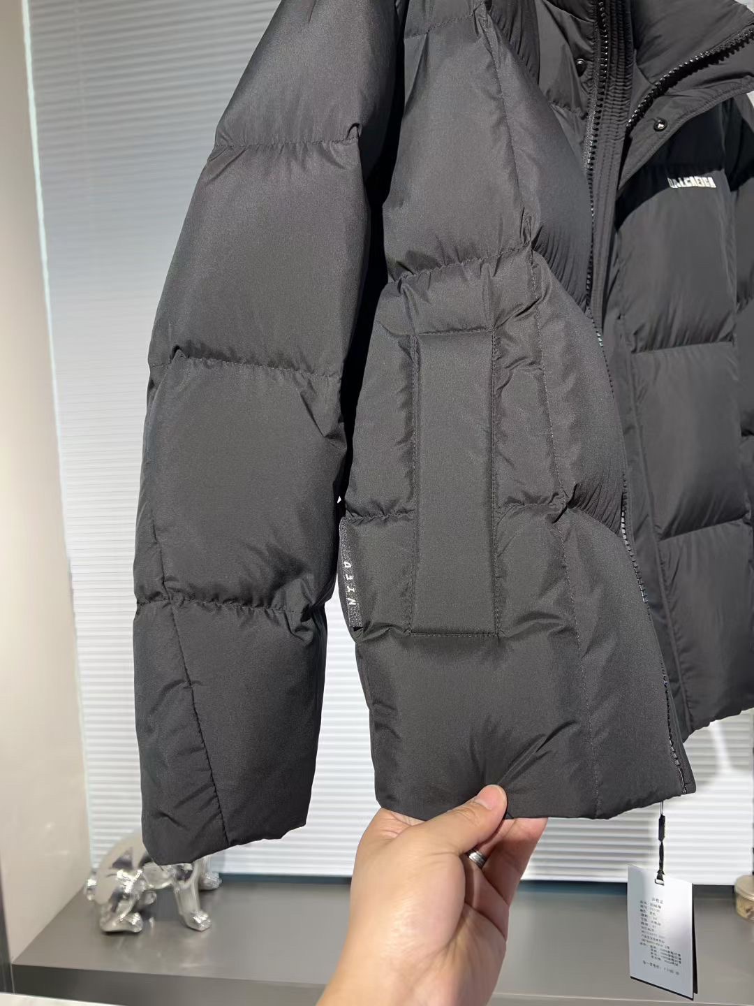 P550🔥🔥巴黎*家 2025年冬季新款立领羽绒服外套，高品质设计，是任何男人都必备的王牌好货，帅气爆表。重工艺直冲工艺，90绒填充，但时尚立场坚挺如故，质感一流，挺括修身。经典翻领的羽绒，成熟稳重风，质感细腻，光泽感佳，且纹理非常清晰，款式简洁大气，时尚度强、版型引领当前趋势，上身效果非常好，面料新颖，手感软 无畏多变，舒适与独特中绽放。从容、自信游走都市型男春装之道。多重触感的面料选择，彰显不拘一格的魅力上身不会有任何褶皱，版型极好，上身有型帅气，定制辅料带有标志性，细节决定成败。颜色：图色 尺码：M-3XL 最大可穿到190斤。