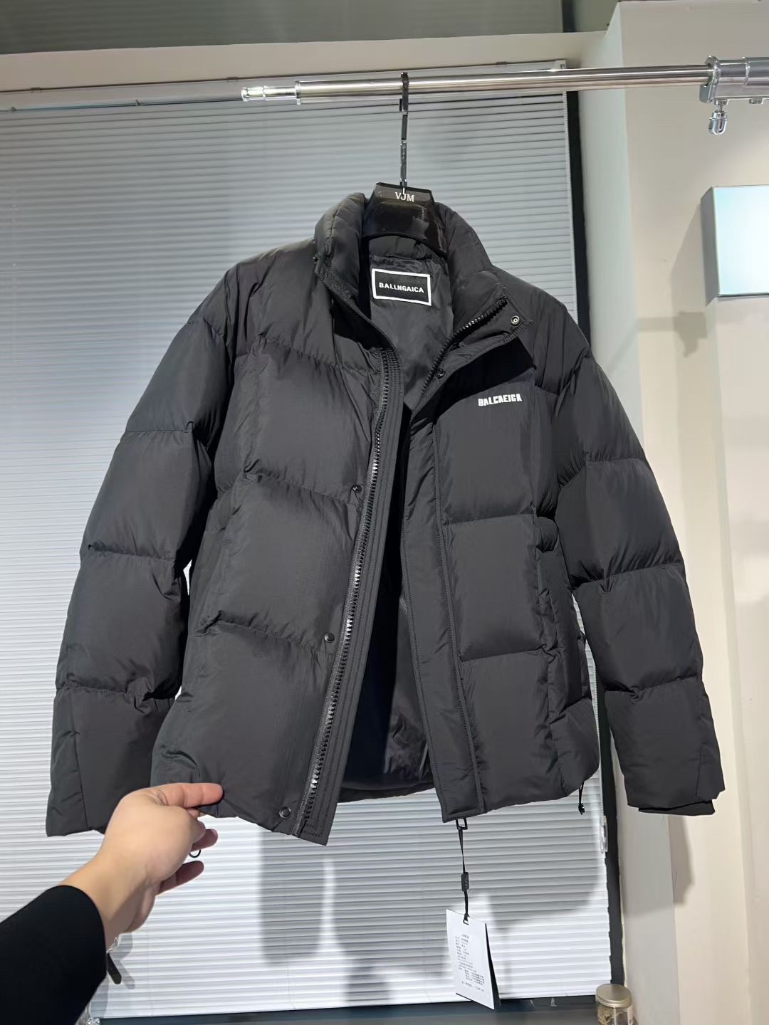 P550🔥🔥巴黎*家 2025年冬季新款立领羽绒服外套，高品质设计，是任何男人都必备的王牌好货，帅气爆表。重工艺直冲工艺，90绒填充，但时尚立场坚挺如故，质感一流，挺括修身。经典翻领的羽绒，成熟稳重风，质感细腻，光泽感佳，且纹理非常清晰，款式简洁大气，时尚度强、版型引领当前趋势，上身效果非常好，面料新颖，手感软 无畏多变，舒适与独特中绽放。从容、自信游走都市型男春装之道。多重触感的面料选择，彰显不拘一格的魅力上身不会有任何褶皱，版型极好，上身有型帅气，定制辅料带有标志性，细节决定成败。颜色：图色 尺码：M-3XL 最大可穿到190斤。