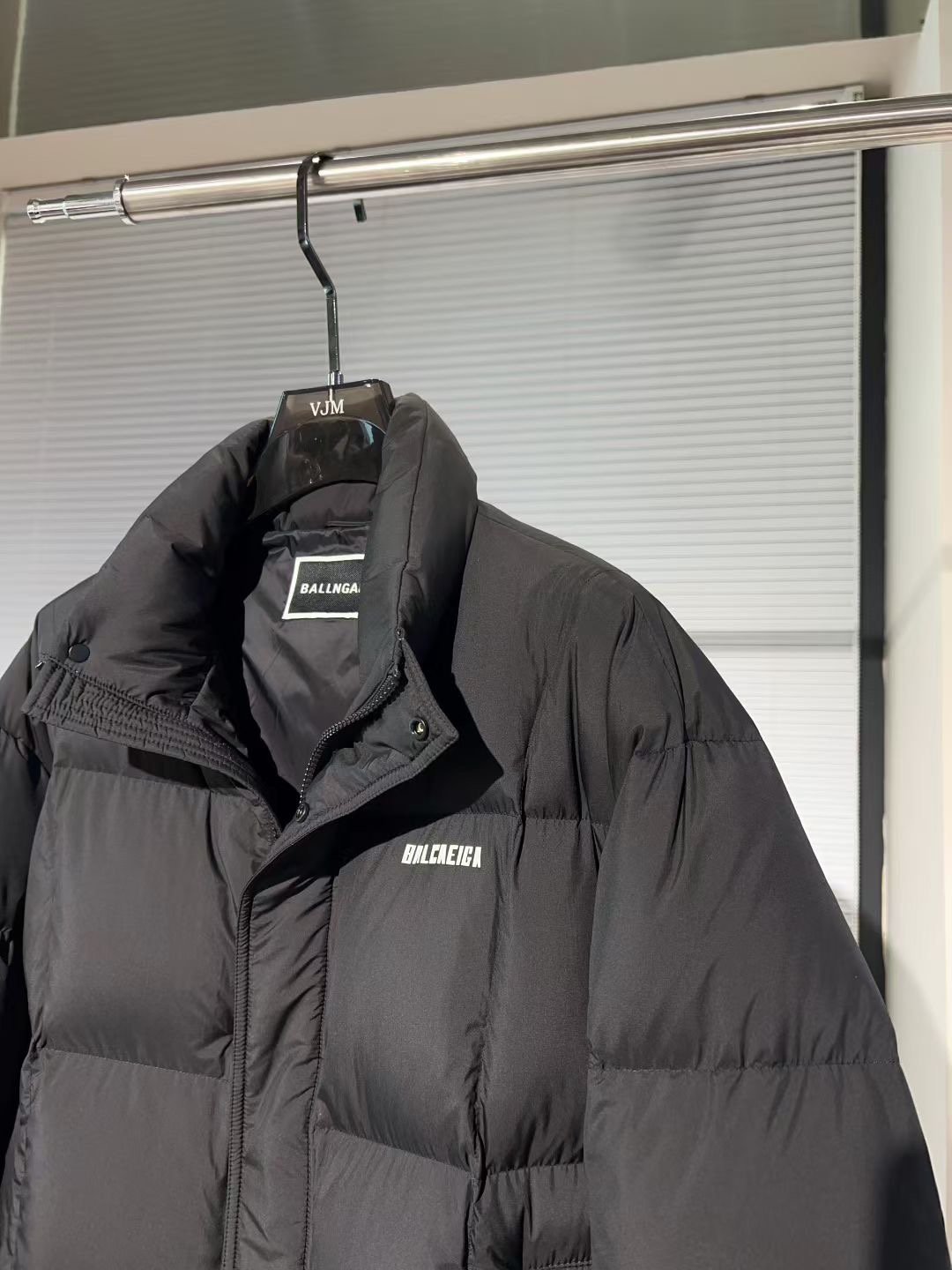 P550🔥🔥巴黎*家 2025年冬季新款立领羽绒服外套，高品质设计，是任何男人都必备的王牌好货，帅气爆表。重工艺直冲工艺，90绒填充，但时尚立场坚挺如故，质感一流，挺括修身。经典翻领的羽绒，成熟稳重风，质感细腻，光泽感佳，且纹理非常清晰，款式简洁大气，时尚度强、版型引领当前趋势，上身效果非常好，面料新颖，手感软 无畏多变，舒适与独特中绽放。从容、自信游走都市型男春装之道。多重触感的面料选择，彰显不拘一格的魅力上身不会有任何褶皱，版型极好，上身有型帅气，定制辅料带有标志性，细节决定成败。颜色：图色 尺码：M-3XL 最大可穿到190斤。