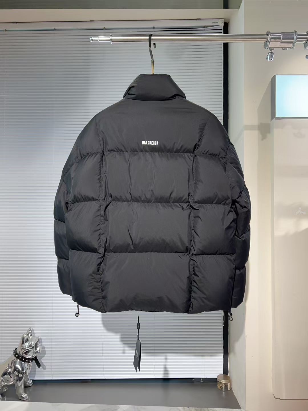 P550🔥🔥巴黎*家 2025年冬季新款立领羽绒服外套，高品质设计，是任何男人都必备的王牌好货，帅气爆表。重工艺直冲工艺，90绒填充，但时尚立场坚挺如故，质感一流，挺括修身。经典翻领的羽绒，成熟稳重风，质感细腻，光泽感佳，且纹理非常清晰，款式简洁大气，时尚度强、版型引领当前趋势，上身效果非常好，面料新颖，手感软 无畏多变，舒适与独特中绽放。从容、自信游走都市型男春装之道。多重触感的面料选择，彰显不拘一格的魅力上身不会有任何褶皱，版型极好，上身有型帅气，定制辅料带有标志性，细节决定成败。颜色：图色 尺码：M-3XL 最大可穿到190斤。