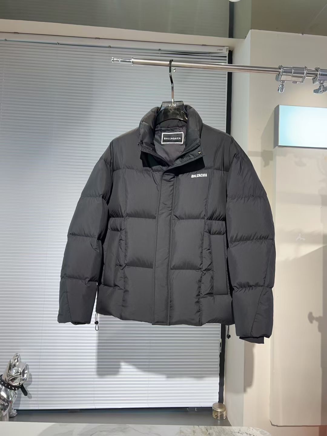 P550🔥🔥巴黎*家 2025年冬季新款立领羽绒服外套，高品质设计，是任何男人都必备的王牌好货，帅气爆表。重工艺直冲工艺，90绒填充，但时尚立场坚挺如故，质感一流，挺括修身。经典翻领的羽绒，成熟稳重风，质感细腻，光泽感佳，且纹理非常清晰，款式简洁大气，时尚度强、版型引领当前趋势，上身效果非常好，面料新颖，手感软 无畏多变，舒适与独特中绽放。从容、自信游走都市型男春装之道。多重触感的面料选择，彰显不拘一格的魅力上身不会有任何褶皱，版型极好，上身有型帅气，定制辅料带有标志性，细节决定成败。颜色：图色 尺码：M-3XL 最大可穿到190斤。