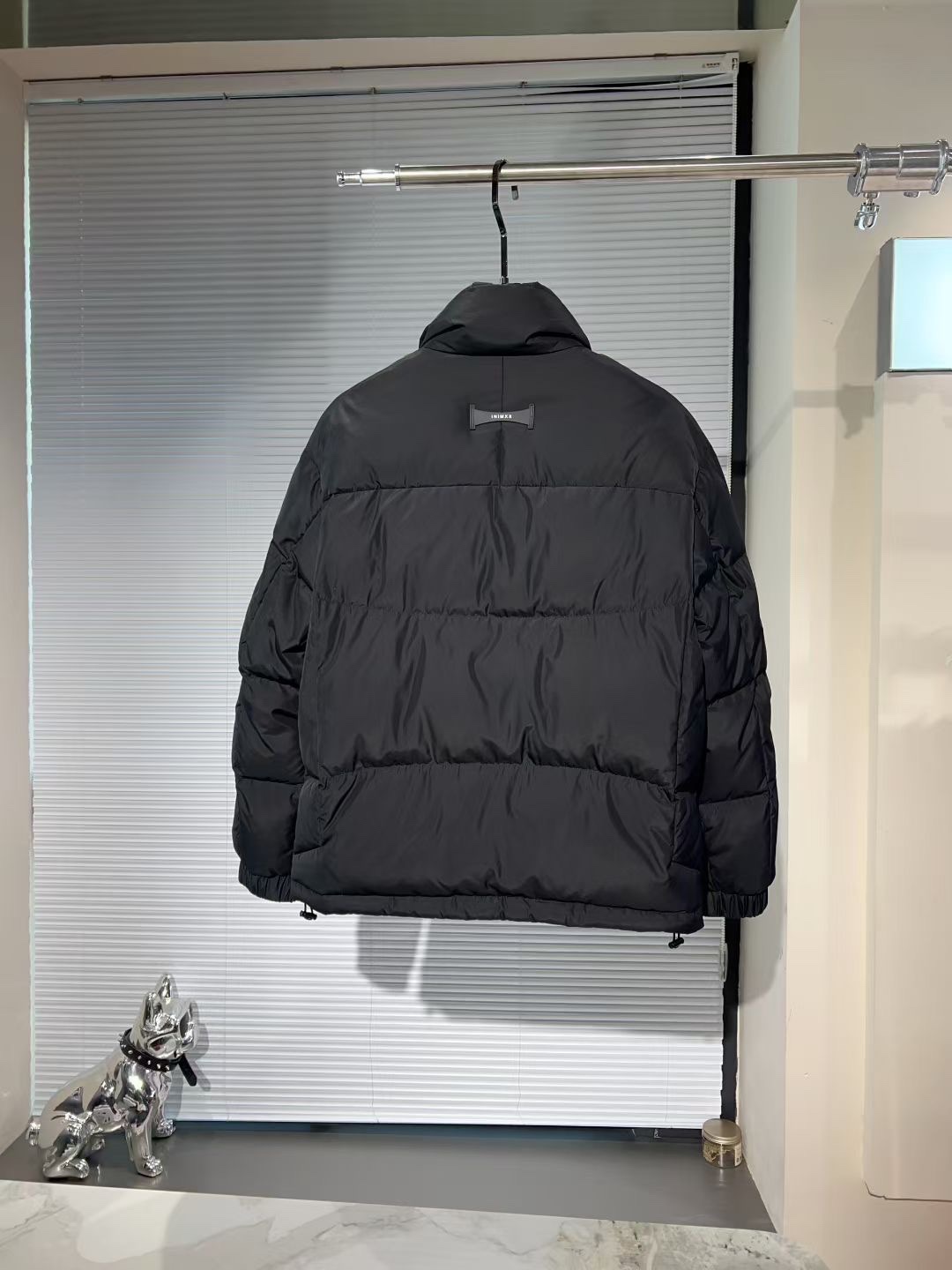 P530🔥🔥alo* 2025年冬季新款立领羽绒服外套，高品质设计，是任何男人都必备的王牌好货，帅气爆表。重工艺直冲工艺，90绒填充，但时尚立场坚挺如故，质感一流，挺括修身。经典翻领的羽绒，成熟稳重风，质感细腻，光泽感佳，且纹理非常清晰，款式简洁大气，时尚度强、版型引领当前趋势，上身效果非常好，面料新颖，手感软 无畏多变，舒适与独特中绽放。从容、自信游走都市型男春装之道。多重触感的面料选择，彰显不拘一格的魅力上身不会有任何褶皱，版型极好，上身有型帅气，定制辅料带有标志性，细节决定成败。颜色：图色 尺码：M-3XL 最大可穿到190斤。