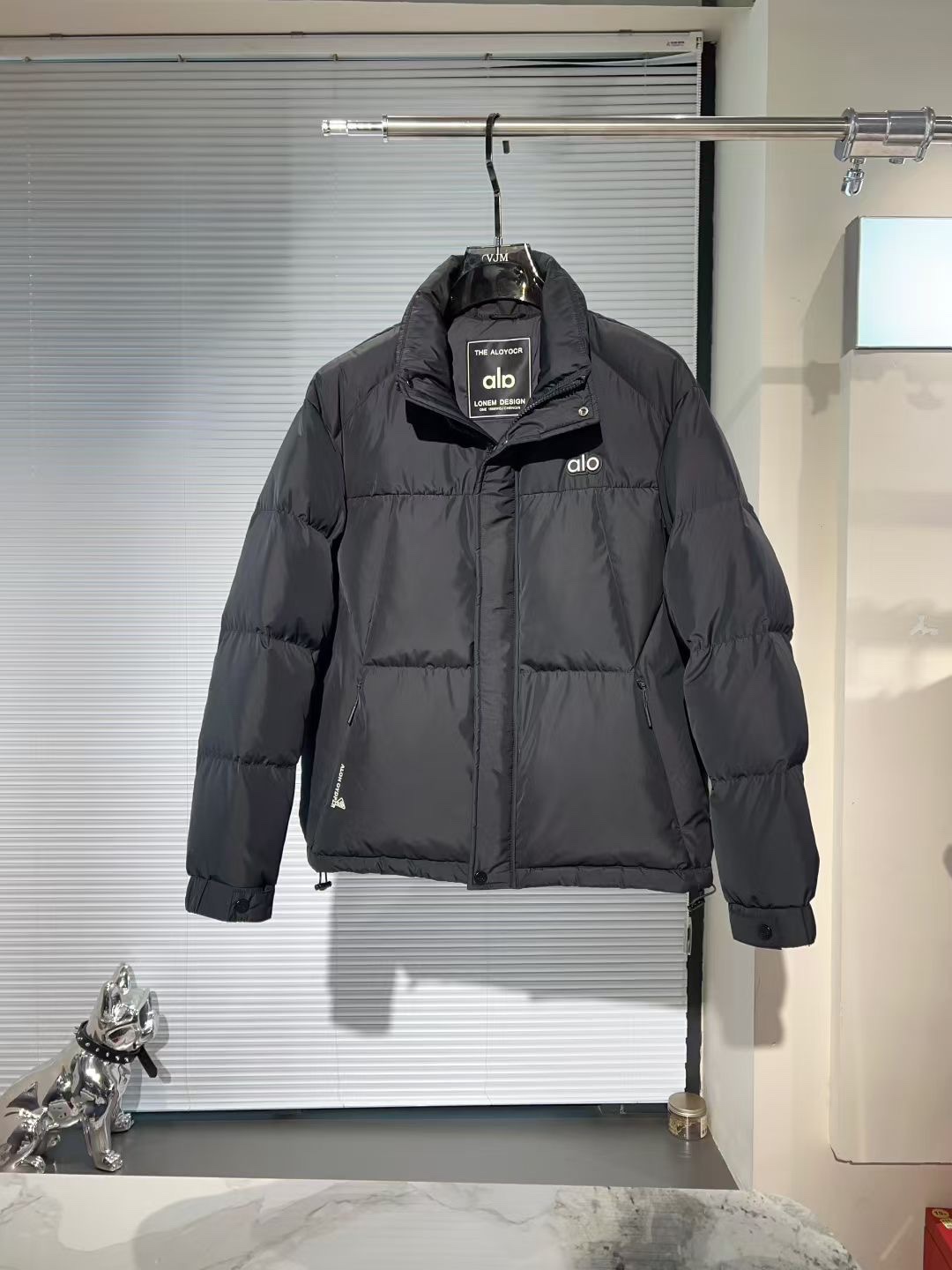 P530🔥🔥alo* 2025年冬季新款立领羽绒服外套，高品质设计，是任何男人都必备的王牌好货，帅气爆表。重工艺直冲工艺，90绒填充，但时尚立场坚挺如故，质感一流，挺括修身。经典翻领的羽绒，成熟稳重风，质感细腻，光泽感佳，且纹理非常清晰，款式简洁大气，时尚度强、版型引领当前趋势，上身效果非常好，面料新颖，手感软 无畏多变，舒适与独特中绽放。从容、自信游走都市型男春装之道。多重触感的面料选择，彰显不拘一格的魅力上身不会有任何褶皱，版型极好，上身有型帅气，定制辅料带有标志性，细节决定成败。颜色：图色 尺码：M-3XL 最大可穿到190斤。