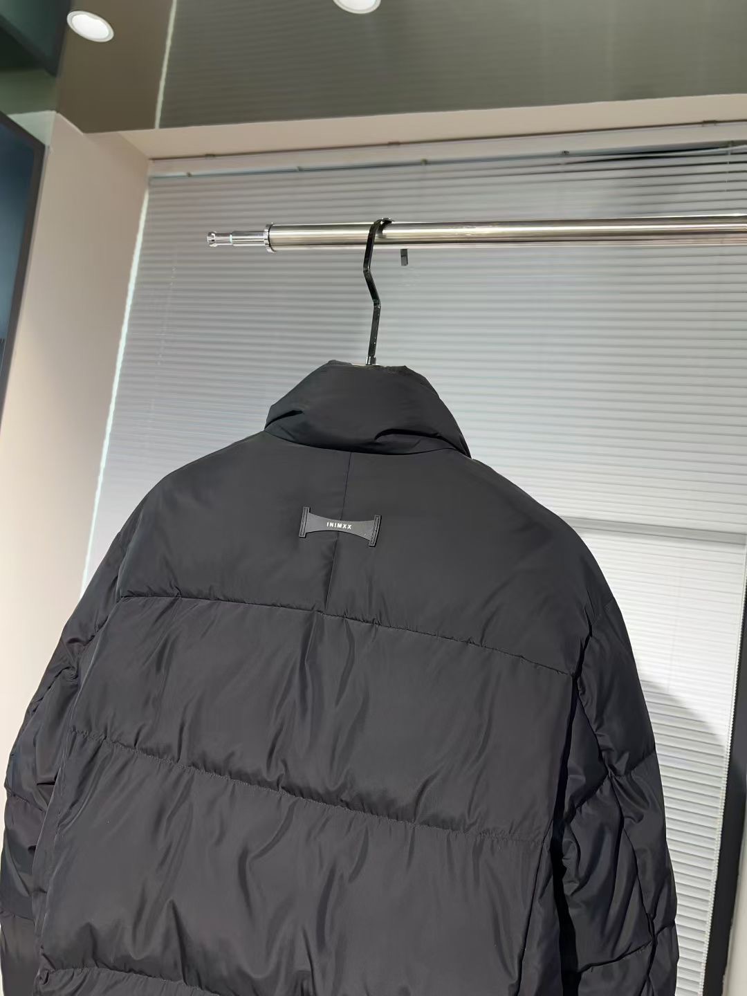 P530🔥🔥alo* 2025年冬季新款立领羽绒服外套，高品质设计，是任何男人都必备的王牌好货，帅气爆表。重工艺直冲工艺，90绒填充，但时尚立场坚挺如故，质感一流，挺括修身。经典翻领的羽绒，成熟稳重风，质感细腻，光泽感佳，且纹理非常清晰，款式简洁大气，时尚度强、版型引领当前趋势，上身效果非常好，面料新颖，手感软 无畏多变，舒适与独特中绽放。从容、自信游走都市型男春装之道。多重触感的面料选择，彰显不拘一格的魅力上身不会有任何褶皱，版型极好，上身有型帅气，定制辅料带有标志性，细节决定成败。颜色：图色 尺码：M-3XL 最大可穿到190斤。