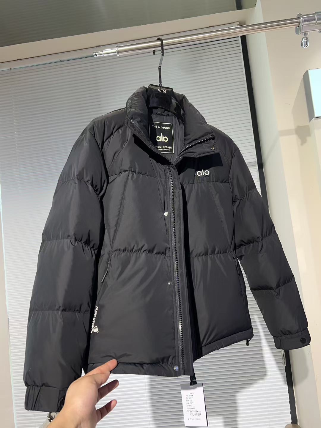 P530🔥🔥alo* 2025年冬季新款立领羽绒服外套，高品质设计，是任何男人都必备的王牌好货，帅气爆表。重工艺直冲工艺，90绒填充，但时尚立场坚挺如故，质感一流，挺括修身。经典翻领的羽绒，成熟稳重风，质感细腻，光泽感佳，且纹理非常清晰，款式简洁大气，时尚度强、版型引领当前趋势，上身效果非常好，面料新颖，手感软 无畏多变，舒适与独特中绽放。从容、自信游走都市型男春装之道。多重触感的面料选择，彰显不拘一格的魅力上身不会有任何褶皱，版型极好，上身有型帅气，定制辅料带有标志性，细节决定成败。颜色：图色 尺码：M-3XL 最大可穿到190斤。