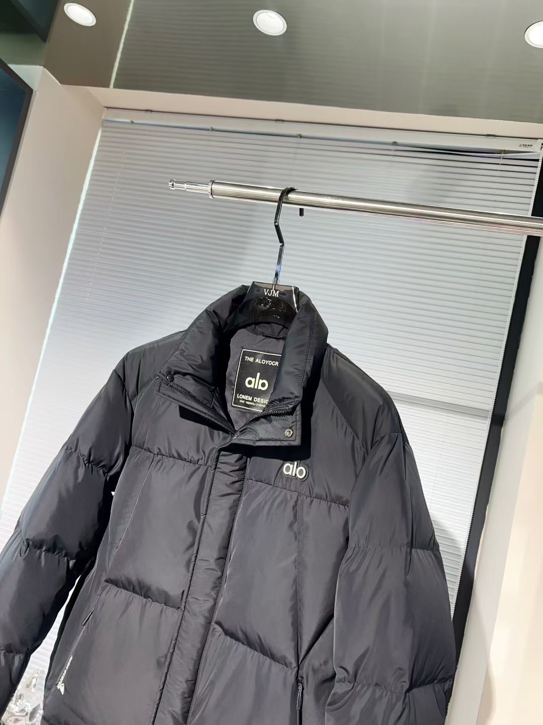 P530🔥🔥alo* 2025年冬季新款立领羽绒服外套，高品质设计，是任何男人都必备的王牌好货，帅气爆表。重工艺直冲工艺，90绒填充，但时尚立场坚挺如故，质感一流，挺括修身。经典翻领的羽绒，成熟稳重风，质感细腻，光泽感佳，且纹理非常清晰，款式简洁大气，时尚度强、版型引领当前趋势，上身效果非常好，面料新颖，手感软 无畏多变，舒适与独特中绽放。从容、自信游走都市型男春装之道。多重触感的面料选择，彰显不拘一格的魅力上身不会有任何褶皱，版型极好，上身有型帅气，定制辅料带有标志性，细节决定成败。颜色：图色 尺码：M-3XL 最大可穿到190斤。