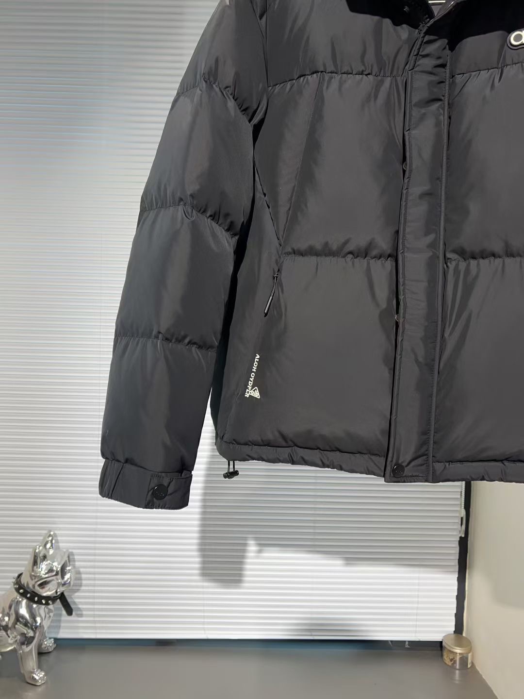 P530🔥🔥alo* 2025年冬季新款立领羽绒服外套，高品质设计，是任何男人都必备的王牌好货，帅气爆表。重工艺直冲工艺，90绒填充，但时尚立场坚挺如故，质感一流，挺括修身。经典翻领的羽绒，成熟稳重风，质感细腻，光泽感佳，且纹理非常清晰，款式简洁大气，时尚度强、版型引领当前趋势，上身效果非常好，面料新颖，手感软 无畏多变，舒适与独特中绽放。从容、自信游走都市型男春装之道。多重触感的面料选择，彰显不拘一格的魅力上身不会有任何褶皱，版型极好，上身有型帅气，定制辅料带有标志性，细节决定成败。颜色：图色 尺码：M-3XL 最大可穿到190斤。