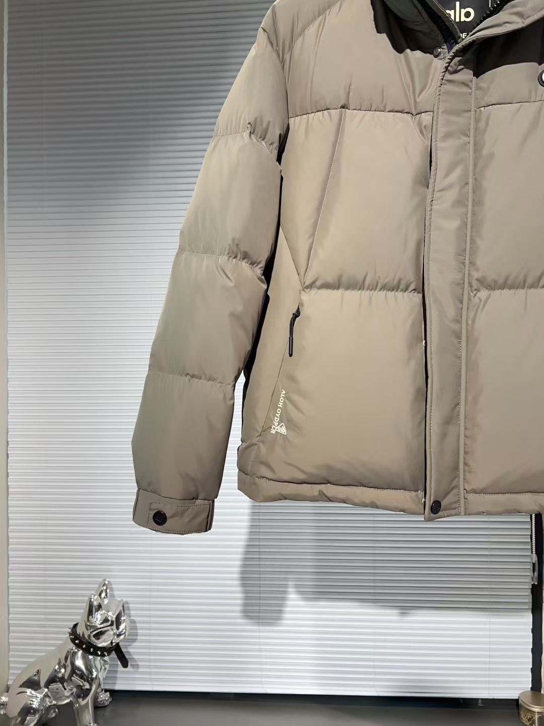 P530🔥🔥alo* 2025年冬季新款立领羽绒服外套，高品质设计，是任何男人都必备的王牌好货，帅气爆表。重工艺直冲工艺，90绒填充，但时尚立场坚挺如故，质感一流，挺括修身。经典翻领的羽绒，成熟稳重风，质感细腻，光泽感佳，且纹理非常清晰，款式简洁大气，时尚度强、版型引领当前趋势，上身效果非常好，面料新颖，手感软 无畏多变，舒适与独特中绽放。从容、自信游走都市型男春装之道。多重触感的面料选择，彰显不拘一格的魅力上身不会有任何褶皱，版型极好，上身有型帅气，定制辅料带有标志性，细节决定成败。颜色：图色 尺码：M-3XL 最大可穿到190斤。