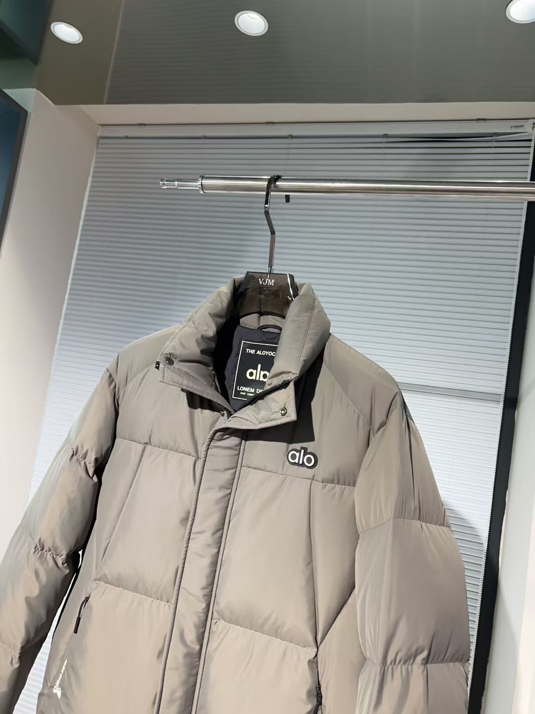 P530🔥🔥alo* 2025年冬季新款立领羽绒服外套，高品质设计，是任何男人都必备的王牌好货，帅气爆表。重工艺直冲工艺，90绒填充，但时尚立场坚挺如故，质感一流，挺括修身。经典翻领的羽绒，成熟稳重风，质感细腻，光泽感佳，且纹理非常清晰，款式简洁大气，时尚度强、版型引领当前趋势，上身效果非常好，面料新颖，手感软 无畏多变，舒适与独特中绽放。从容、自信游走都市型男春装之道。多重触感的面料选择，彰显不拘一格的魅力上身不会有任何褶皱，版型极好，上身有型帅气，定制辅料带有标志性，细节决定成败。颜色：图色 尺码：M-3XL 最大可穿到190斤。