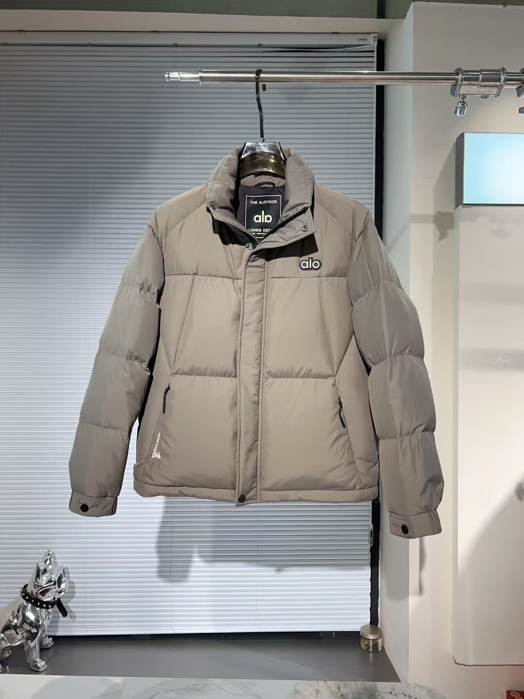 P530🔥🔥alo* 2025年冬季新款立领羽绒服外套，高品质设计，是任何男人都必备的王牌好货，帅气爆表。重工艺直冲工艺，90绒填充，但时尚立场坚挺如故，质感一流，挺括修身。经典翻领的羽绒，成熟稳重风，质感细腻，光泽感佳，且纹理非常清晰，款式简洁大气，时尚度强、版型引领当前趋势，上身效果非常好，面料新颖，手感软 无畏多变，舒适与独特中绽放。从容、自信游走都市型男春装之道。多重触感的面料选择，彰显不拘一格的魅力上身不会有任何褶皱，版型极好，上身有型帅气，定制辅料带有标志性，细节决定成败。颜色：图色 尺码：M-3XL 最大可穿到190斤。