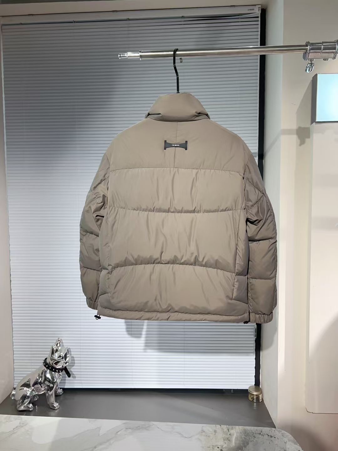 P530🔥🔥alo* 2025年冬季新款立领羽绒服外套，高品质设计，是任何男人都必备的王牌好货，帅气爆表。重工艺直冲工艺，90绒填充，但时尚立场坚挺如故，质感一流，挺括修身。经典翻领的羽绒，成熟稳重风，质感细腻，光泽感佳，且纹理非常清晰，款式简洁大气，时尚度强、版型引领当前趋势，上身效果非常好，面料新颖，手感软 无畏多变，舒适与独特中绽放。从容、自信游走都市型男春装之道。多重触感的面料选择，彰显不拘一格的魅力上身不会有任何褶皱，版型极好，上身有型帅气，定制辅料带有标志性，细节决定成败。颜色：图色 尺码：M-3XL 最大可穿到190斤。