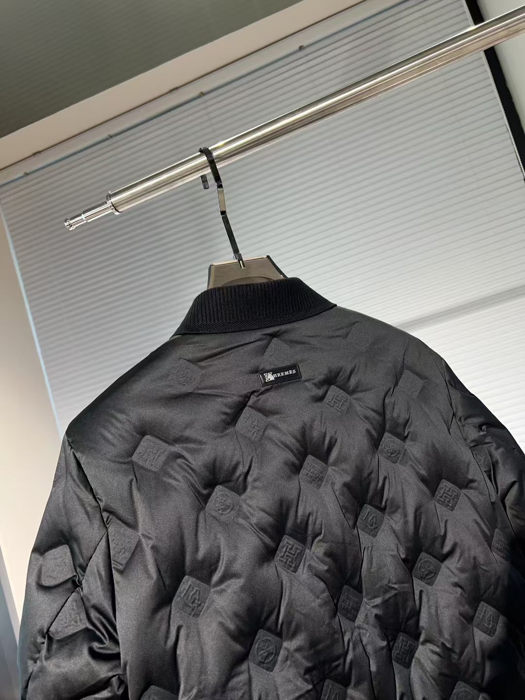 P440 🔥🔥爱🐎马仕2025年秋冬新款男士针织翻领羽绒服外套。柜台的镇店之宝，版型和剪裁都相当有型，衣领，门襟，下摆以及袖口全部采用针织料拼接设计，这种比较有格调又足够严谨的单品，秋冬内搭一件高领毛衫再也不畏惧寒冷了。轻盈细腻全客供面料，直冲工艺，针织领单排扣修饰，其厚实保暖度足以抵御整个寒冬。内填充超国标90%白鸭绒，上身后聚热速度超快。五金配件全部品牌客供，高格调气质优雅，秋冬必备的外套。颜色：白色 黑色 尺码：M-3XL，最大可穿到190斤