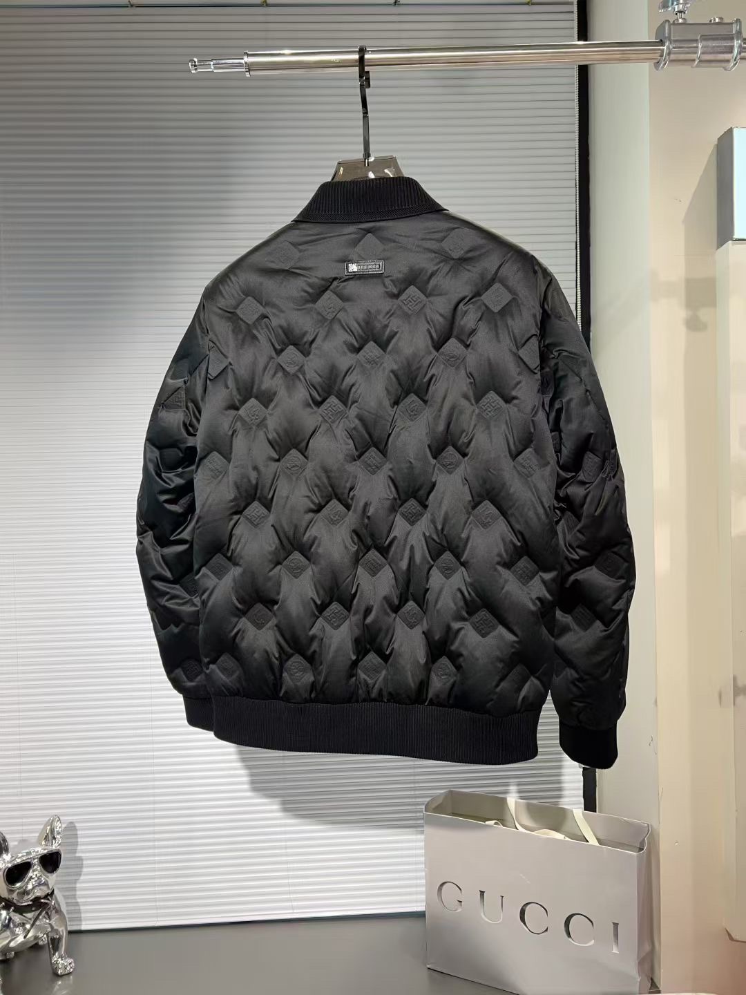 P440 🔥🔥爱🐎马仕2025年秋冬新款男士针织翻领羽绒服外套。柜台的镇店之宝，版型和剪裁都相当有型，衣领，门襟，下摆以及袖口全部采用针织料拼接设计，这种比较有格调又足够严谨的单品，秋冬内搭一件高领毛衫再也不畏惧寒冷了。轻盈细腻全客供面料，直冲工艺，针织领单排扣修饰，其厚实保暖度足以抵御整个寒冬。内填充超国标90%白鸭绒，上身后聚热速度超快。五金配件全部品牌客供，高格调气质优雅，秋冬必备的外套。颜色：白色 黑色 尺码：M-3XL，最大可穿到190斤