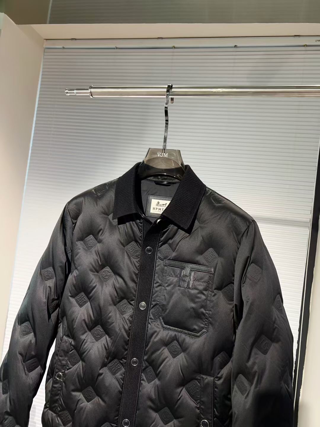 P440 🔥🔥爱🐎马仕2025年秋冬新款男士针织翻领羽绒服外套。柜台的镇店之宝，版型和剪裁都相当有型，衣领，门襟，下摆以及袖口全部采用针织料拼接设计，这种比较有格调又足够严谨的单品，秋冬内搭一件高领毛衫再也不畏惧寒冷了。轻盈细腻全客供面料，直冲工艺，针织领单排扣修饰，其厚实保暖度足以抵御整个寒冬。内填充超国标90%白鸭绒，上身后聚热速度超快。五金配件全部品牌客供，高格调气质优雅，秋冬必备的外套。颜色：白色 黑色 尺码：M-3XL，最大可穿到190斤