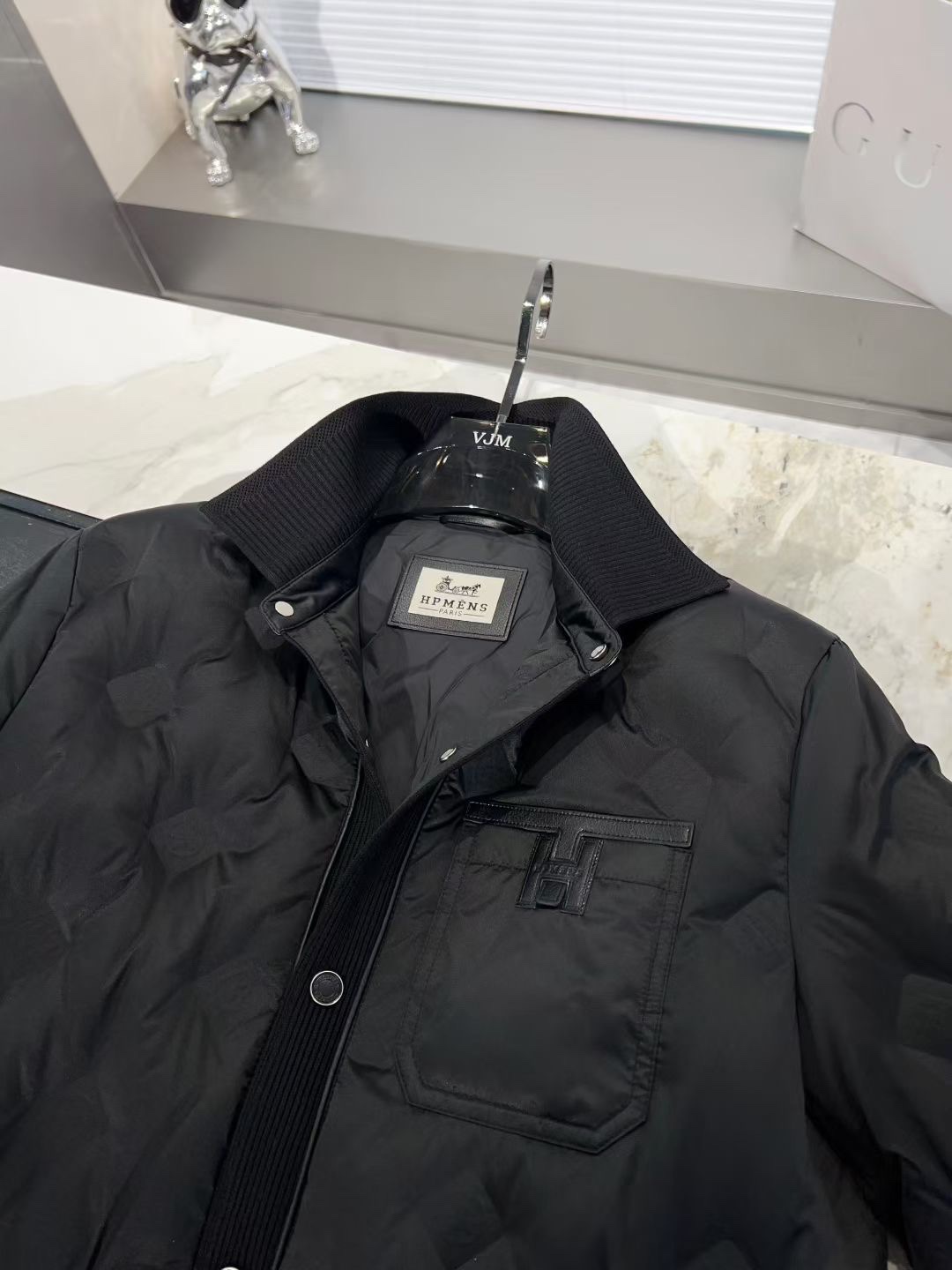 P440 🔥🔥爱🐎马仕2025年秋冬新款男士针织翻领羽绒服外套。柜台的镇店之宝，版型和剪裁都相当有型，衣领，门襟，下摆以及袖口全部采用针织料拼接设计，这种比较有格调又足够严谨的单品，秋冬内搭一件高领毛衫再也不畏惧寒冷了。轻盈细腻全客供面料，直冲工艺，针织领单排扣修饰，其厚实保暖度足以抵御整个寒冬。内填充超国标90%白鸭绒，上身后聚热速度超快。五金配件全部品牌客供，高格调气质优雅，秋冬必备的外套。颜色：白色 黑色 尺码：M-3XL，最大可穿到190斤