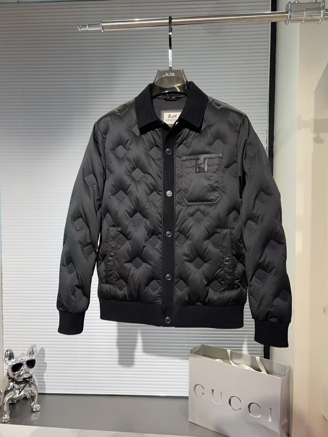 P440 🔥🔥爱🐎马仕2025年秋冬新款男士针织翻领羽绒服外套。柜台的镇店之宝，版型和剪裁都相当有型，衣领，门襟，下摆以及袖口全部采用针织料拼接设计，这种比较有格调又足够严谨的单品，秋冬内搭一件高领毛衫再也不畏惧寒冷了。轻盈细腻全客供面料，直冲工艺，针织领单排扣修饰，其厚实保暖度足以抵御整个寒冬。内填充超国标90%白鸭绒，上身后聚热速度超快。五金配件全部品牌客供，高格调气质优雅，秋冬必备的外套。颜色：白色 黑色 尺码：M-3XL，最大可穿到190斤