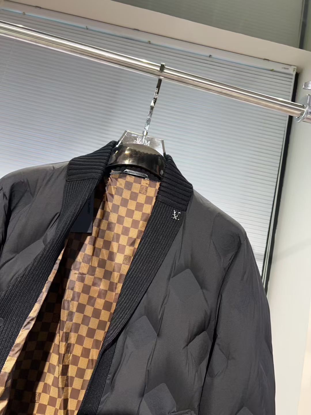 P470🔥🔥 Loui*Vuitt*驴*牌 2025年秋冬新款男士羽绒服外套。青果领设计，柜台的镇店之宝，版型和剪裁都相当有型，这种比较有格调又足够严谨的单品，秋冬内搭一件高领毛衫再也不畏惧寒冷了。轻盈细腻全客供面料，直冲工艺，针织领单排扣修饰，其厚实保暖度足以抵御整个寒冬。内填充超国标90%白鸭绒，上身后聚热速度超快。五金配件全部品牌客供，高格调气质优雅，秋冬必备的外套。颜色：黑色 尺码：M-3XL，最大可穿到190斤 