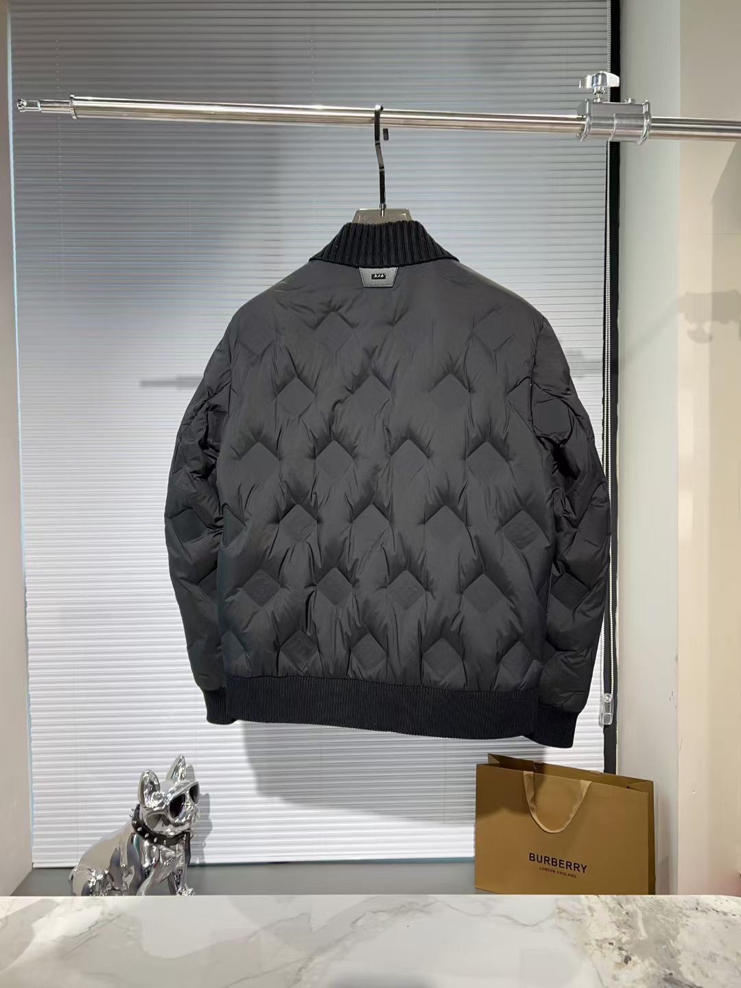 P470🔥🔥 Loui*Vuitt*驴*牌 2025年秋冬新款男士羽绒服外套。青果领设计，柜台的镇店之宝，版型和剪裁都相当有型，这种比较有格调又足够严谨的单品，秋冬内搭一件高领毛衫再也不畏惧寒冷了。轻盈细腻全客供面料，直冲工艺，针织领单排扣修饰，其厚实保暖度足以抵御整个寒冬。内填充超国标90%白鸭绒，上身后聚热速度超快。五金配件全部品牌客供，高格调气质优雅，秋冬必备的外套。颜色：黑色 尺码：M-3XL，最大可穿到190斤 