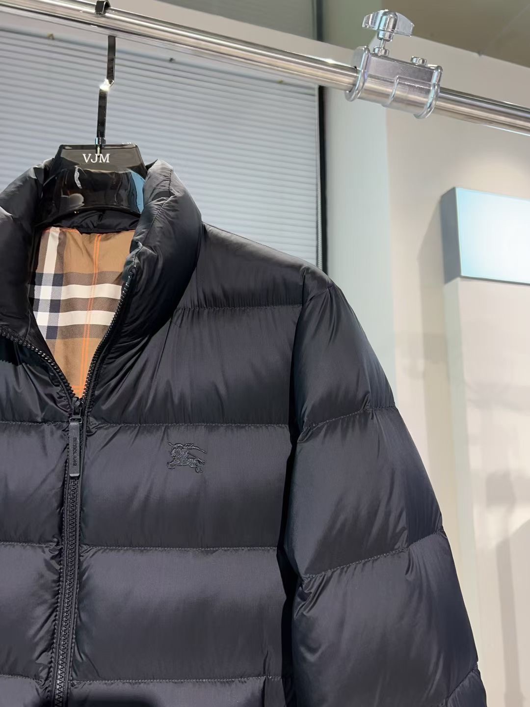 P475🔥🔥 BURBER*巴*宝莉 2025F/W秋冬🔥爆款时尚休闲立领&rdquo;战马&rdquo;刺绣logo羽绒服外套，意大利特供高科技直充面料，经典格子内衬料，在防水防风的功能性上更有效的保证了防止钻毛现象。内里90%进口白羽绒填充10%羽毛，轻盈保暖舒适，重工艺设计，用料可谓十分精良，车工走线一流，绝对可媲美专柜。马甲可谓是百变搭配之星，可混搭衬衫、T恤、卫衣、牛仔，即可严谨亦可休闲，不管怎样一种搭法，都掩饰不住独特的范儿！尺码：M-3XL 