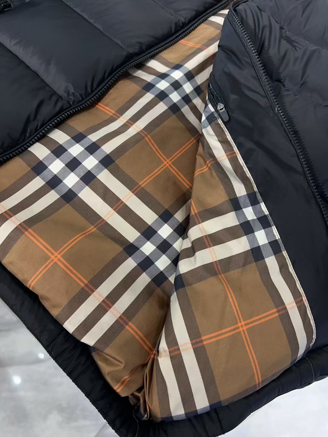 P475🔥🔥 BURBER*巴*宝莉 2025F/W秋冬🔥爆款时尚休闲立领&rdquo;战马&rdquo;刺绣logo羽绒服外套，意大利特供高科技直充面料，经典格子内衬料，在防水防风的功能性上更有效的保证了防止钻毛现象。内里90%进口白羽绒填充10%羽毛，轻盈保暖舒适，重工艺设计，用料可谓十分精良，车工走线一流，绝对可媲美专柜。马甲可谓是百变搭配之星，可混搭衬衫、T恤、卫衣、牛仔，即可严谨亦可休闲，不管怎样一种搭法，都掩饰不住独特的范儿！尺码：M-3XL 