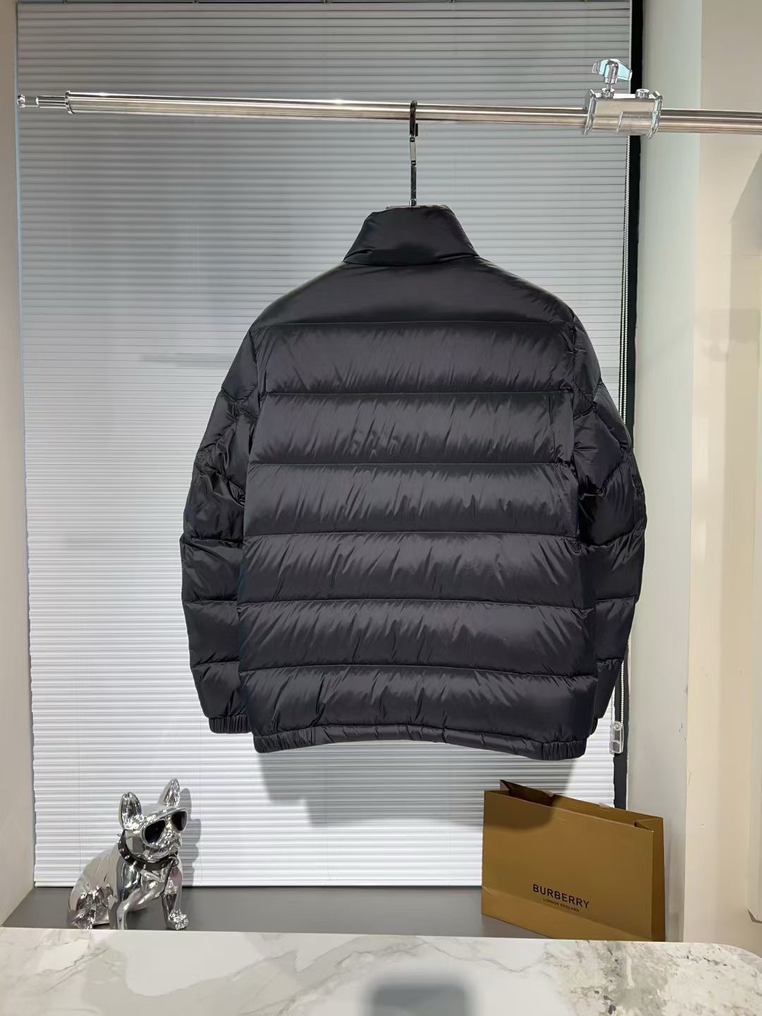 P475🔥🔥 BURBER*巴*宝莉 2025F/W秋冬🔥爆款时尚休闲立领&rdquo;战马&rdquo;刺绣logo羽绒服外套，意大利特供高科技直充面料，经典格子内衬料，在防水防风的功能性上更有效的保证了防止钻毛现象。内里90%进口白羽绒填充10%羽毛，轻盈保暖舒适，重工艺设计，用料可谓十分精良，车工走线一流，绝对可媲美专柜。马甲可谓是百变搭配之星，可混搭衬衫、T恤、卫衣、牛仔，即可严谨亦可休闲，不管怎样一种搭法，都掩饰不住独特的范儿！尺码：M-3XL 