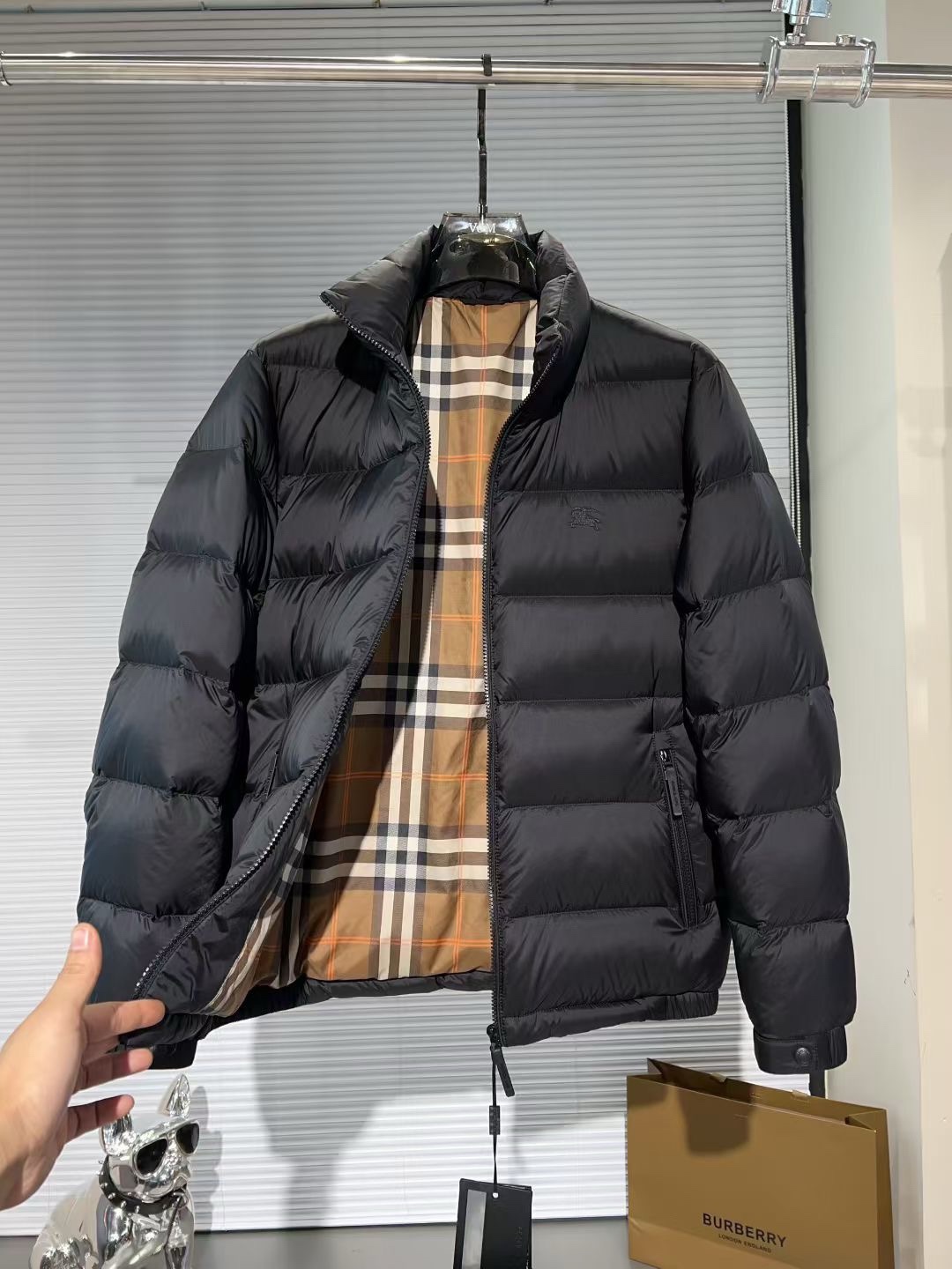 P475🔥🔥 BURBER*巴*宝莉 2025F/W秋冬🔥爆款时尚休闲立领&rdquo;战马&rdquo;刺绣logo羽绒服外套，意大利特供高科技直充面料，经典格子内衬料，在防水防风的功能性上更有效的保证了防止钻毛现象。内里90%进口白羽绒填充10%羽毛，轻盈保暖舒适，重工艺设计，用料可谓十分精良，车工走线一流，绝对可媲美专柜。马甲可谓是百变搭配之星，可混搭衬衫、T恤、卫衣、牛仔，即可严谨亦可休闲，不管怎样一种搭法，都掩饰不住独特的范儿！尺码：M-3XL 