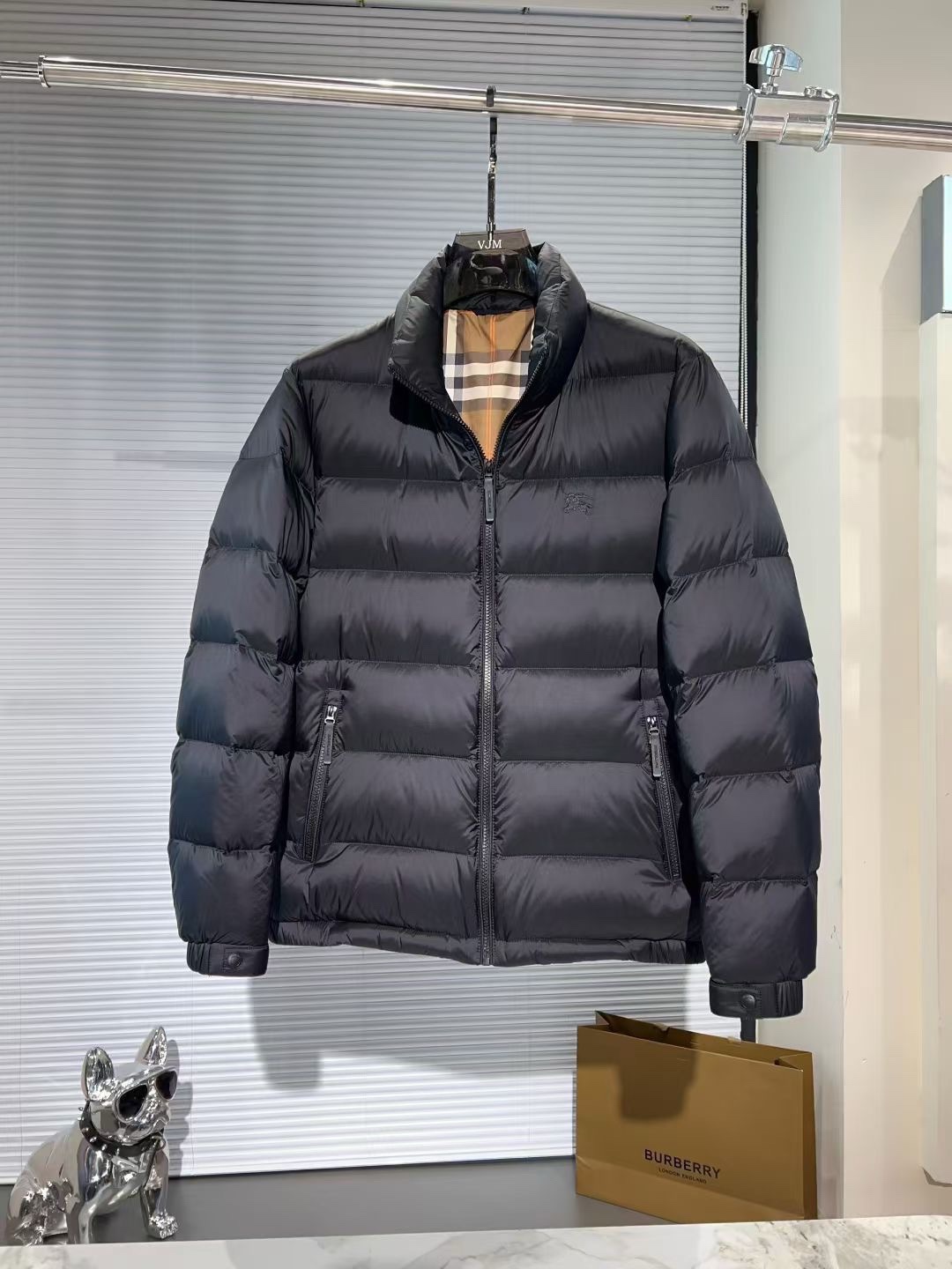 P475🔥🔥 BURBER*巴*宝莉 2025F/W秋冬🔥爆款时尚休闲立领&rdquo;战马&rdquo;刺绣logo羽绒服外套，意大利特供高科技直充面料，经典格子内衬料，在防水防风的功能性上更有效的保证了防止钻毛现象。内里90%进口白羽绒填充10%羽毛，轻盈保暖舒适，重工艺设计，用料可谓十分精良，车工走线一流，绝对可媲美专柜。马甲可谓是百变搭配之星，可混搭衬衫、T恤、卫衣、牛仔，即可严谨亦可休闲，不管怎样一种搭法，都掩饰不住独特的范儿！尺码：M-3XL 