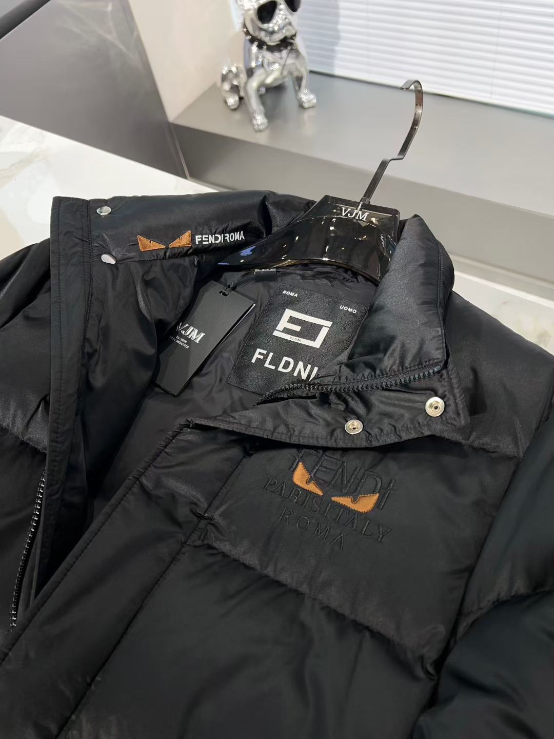 P500🔥🔥 FEND*芬*迪 2025F/W秋冬🔥爆款时尚休闲立领刺绣徽章logo羽绒服外套，意大利特供高科技直充面料，在防水防风的功能性上更有效的保证了防止钻毛现象。内里90%进口白羽绒填充10%羽毛，轻盈保暖舒适，重工艺设计，用料可谓十分精良，车工走线一流，绝对可媲美专柜。马甲可谓是百变搭配之星，可混搭衬衫、T恤、卫衣、牛仔，即可严谨亦可休闲，不管怎样一种搭法，都掩饰不住独特的范儿！尺码：M-3XL 