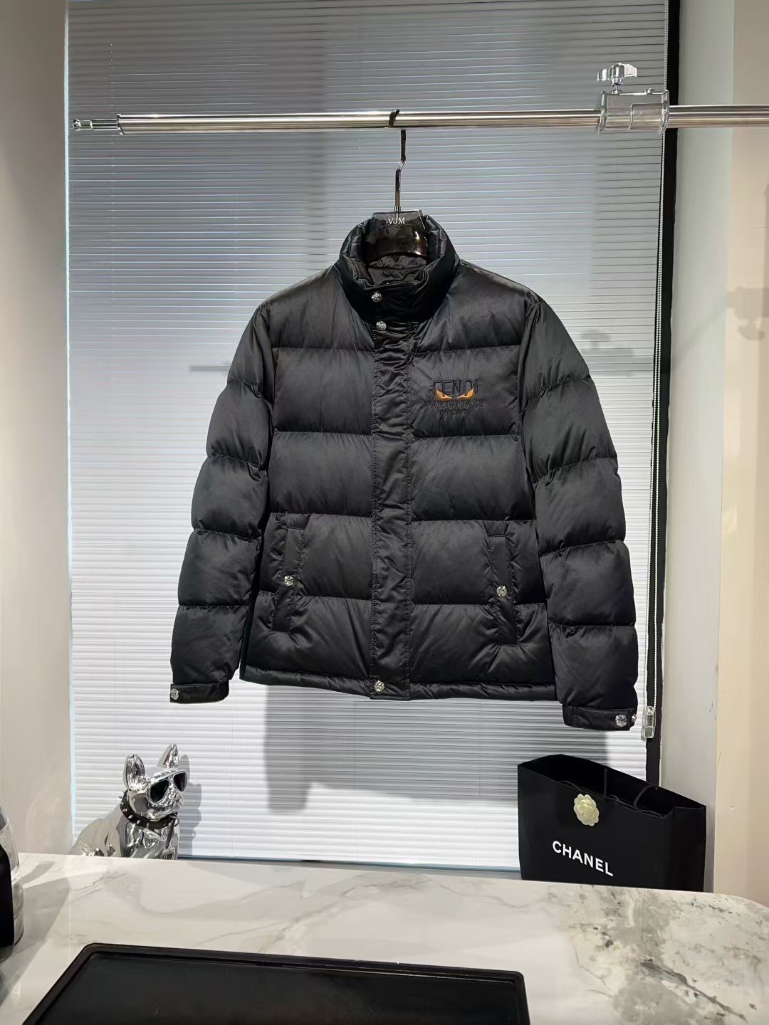 P500🔥🔥 FEND*芬*迪 2025F/W秋冬🔥爆款时尚休闲立领刺绣徽章logo羽绒服外套，意大利特供高科技直充面料，在防水防风的功能性上更有效的保证了防止钻毛现象。内里90%进口白羽绒填充10%羽毛，轻盈保暖舒适，重工艺设计，用料可谓十分精良，车工走线一流，绝对可媲美专柜。马甲可谓是百变搭配之星，可混搭衬衫、T恤、卫衣、牛仔，即可严谨亦可休闲，不管怎样一种搭法，都掩饰不住独特的范儿！尺码：M-3XL 