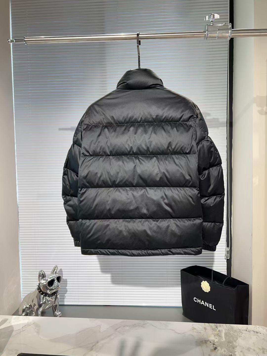 P500🔥🔥 FEND*芬*迪 2025F/W秋冬🔥爆款时尚休闲立领刺绣徽章logo羽绒服外套，意大利特供高科技直充面料，在防水防风的功能性上更有效的保证了防止钻毛现象。内里90%进口白羽绒填充10%羽毛，轻盈保暖舒适，重工艺设计，用料可谓十分精良，车工走线一流，绝对可媲美专柜。马甲可谓是百变搭配之星，可混搭衬衫、T恤、卫衣、牛仔，即可严谨亦可休闲，不管怎样一种搭法，都掩饰不住独特的范儿！尺码：M-3XL 