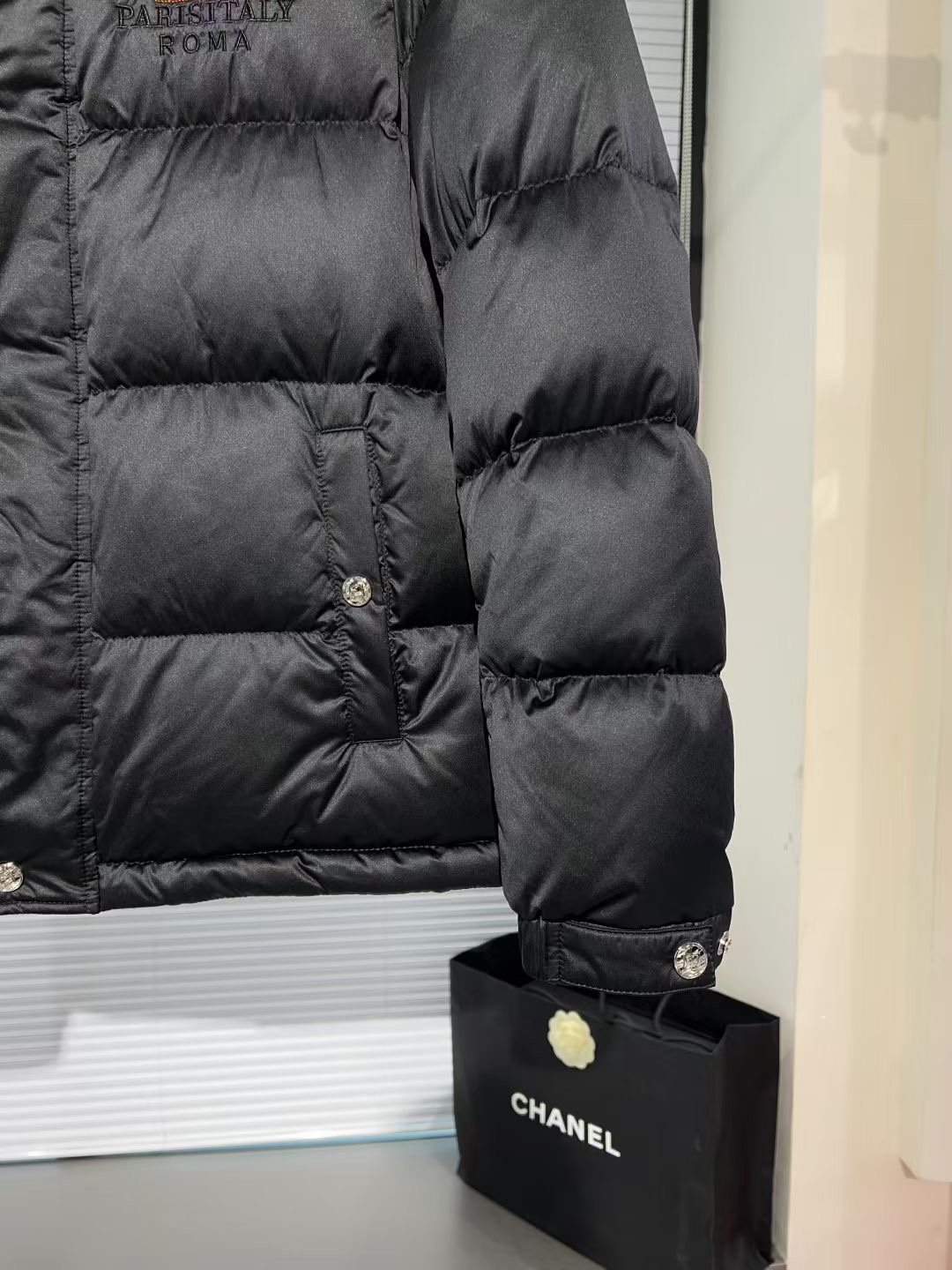 P500🔥🔥 FEND*芬*迪 2025F/W秋冬🔥爆款时尚休闲立领刺绣徽章logo羽绒服外套，意大利特供高科技直充面料，在防水防风的功能性上更有效的保证了防止钻毛现象。内里90%进口白羽绒填充10%羽毛，轻盈保暖舒适，重工艺设计，用料可谓十分精良，车工走线一流，绝对可媲美专柜。马甲可谓是百变搭配之星，可混搭衬衫、T恤、卫衣、牛仔，即可严谨亦可休闲，不管怎样一种搭法，都掩饰不住独特的范儿！尺码：M-3XL 