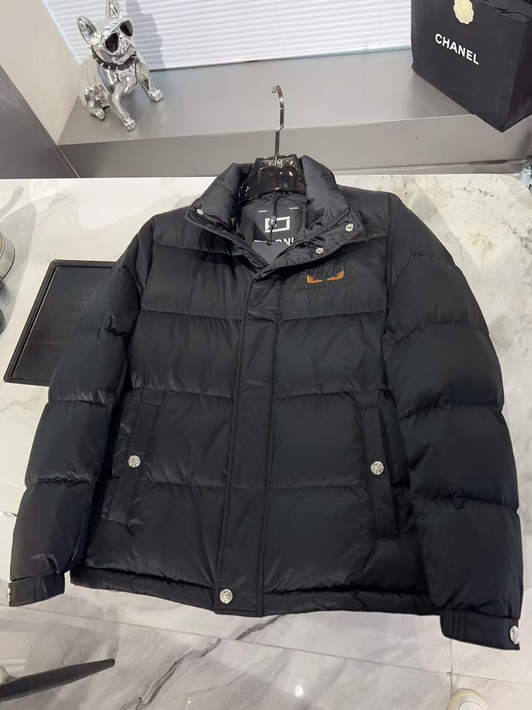 P500🔥🔥 FEND*芬*迪 2025F/W秋冬🔥爆款时尚休闲立领刺绣徽章logo羽绒服外套，意大利特供高科技直充面料，在防水防风的功能性上更有效的保证了防止钻毛现象。内里90%进口白羽绒填充10%羽毛，轻盈保暖舒适，重工艺设计，用料可谓十分精良，车工走线一流，绝对可媲美专柜。马甲可谓是百变搭配之星，可混搭衬衫、T恤、卫衣、牛仔，即可严谨亦可休闲，不管怎样一种搭法，都掩饰不住独特的范儿！尺码：M-3XL 