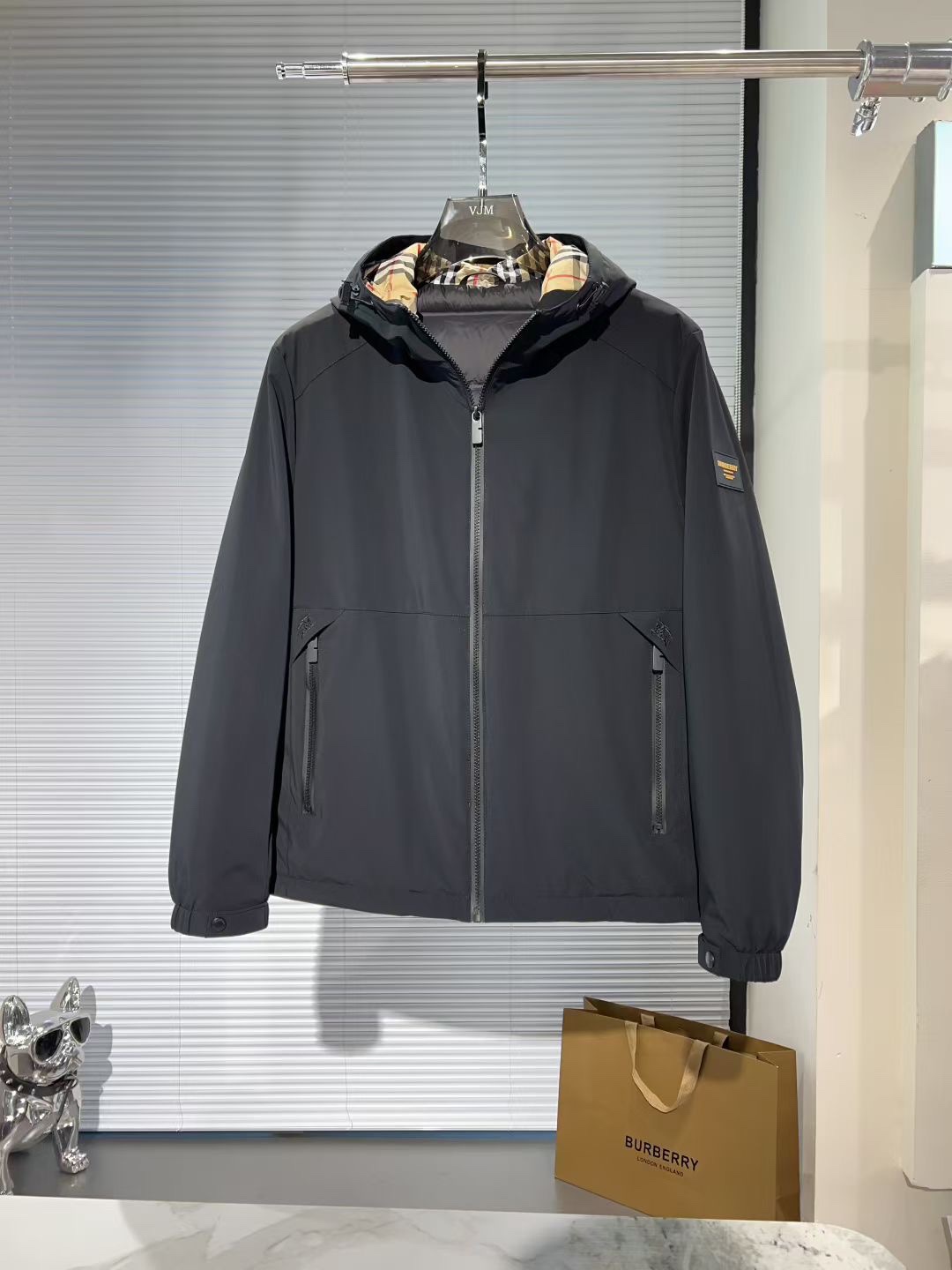 P470[原⌚️]🔥🔥BURBER*巴*宝莉 25秋冬男士时尚连帽轻薄鹅绒服外套
 轻奢时尚休闲风格，轻盈保暖柔软！低调系列时尚百搭，就是有型！香港贸易订单款，超级种草的神仙单品！作为大家都要仰视的品牌，他们对货源的把控也毫无悬念的严格，非常酷炫轻盈飘逸羽绒服
采用意大利进口面料打造，具有百年品牌的高端触感 90白鹅绒 时尚不臃肿，演绎系列的简约美学风格，上身效果轻盈保暖，御寒效果满分! !一款颜值跟性能同步在线的高街奢物，绝对炸街的超级重磅
码数 M-3xL